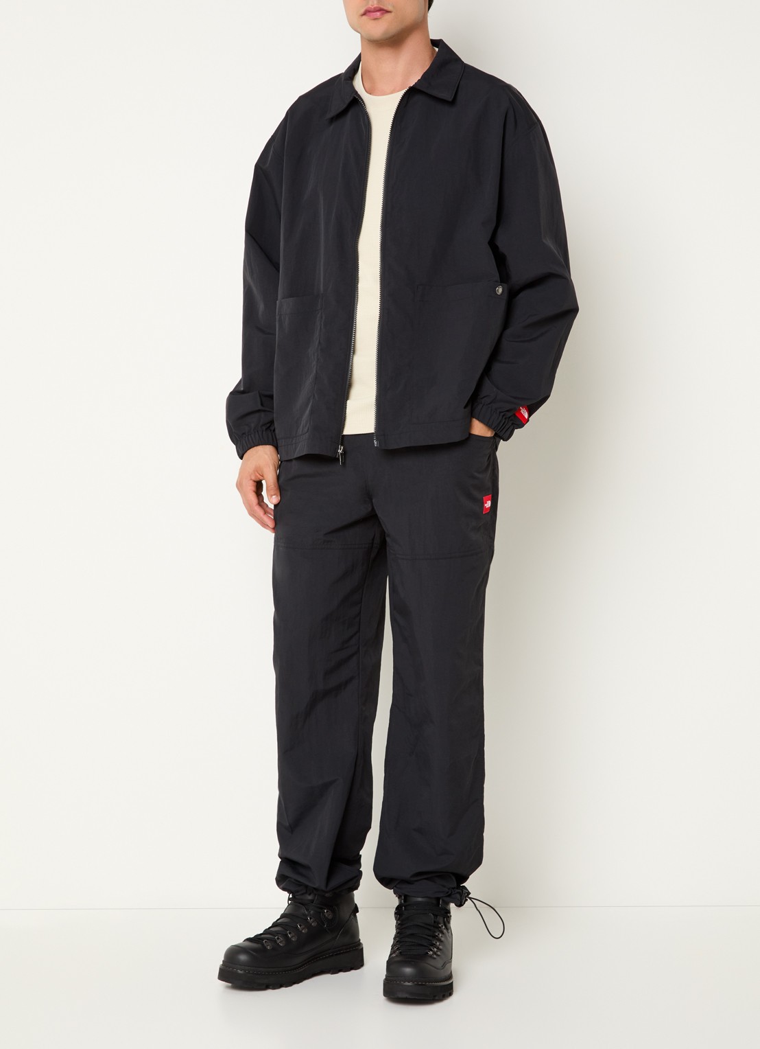 The North Face Red Box tapered fit broek met steekzakken - voorkant 2 zwart