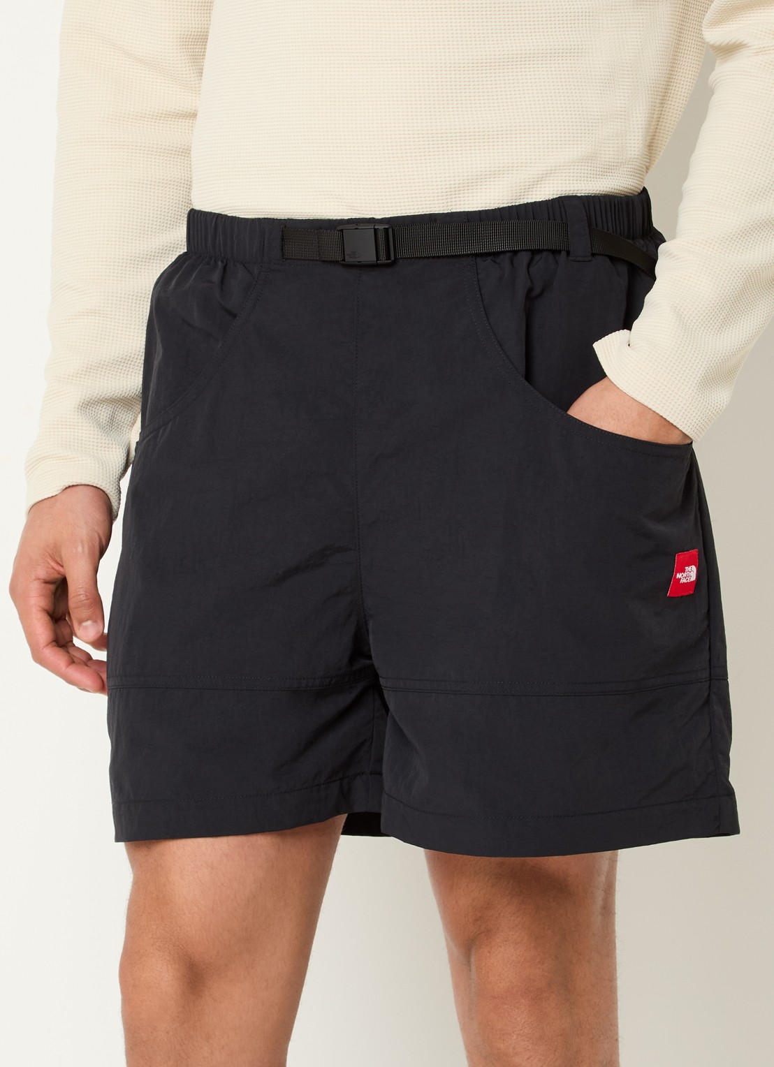 The North Face Red Box wide fit korte broek met steekzakken - detail 4 zwart