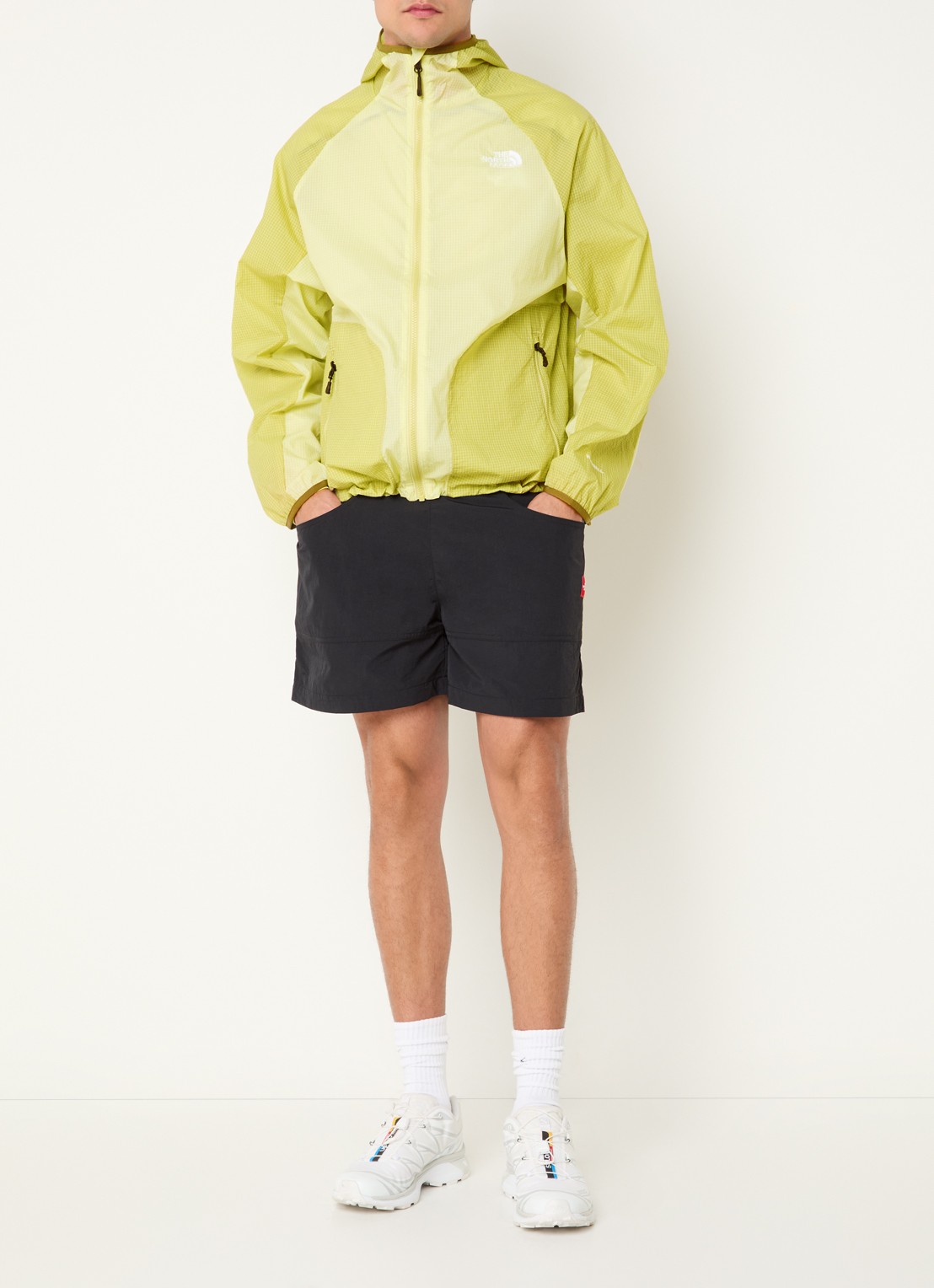 The North Face Windjack met capuchon en ritszakken - voorkant 3 lichtgroen