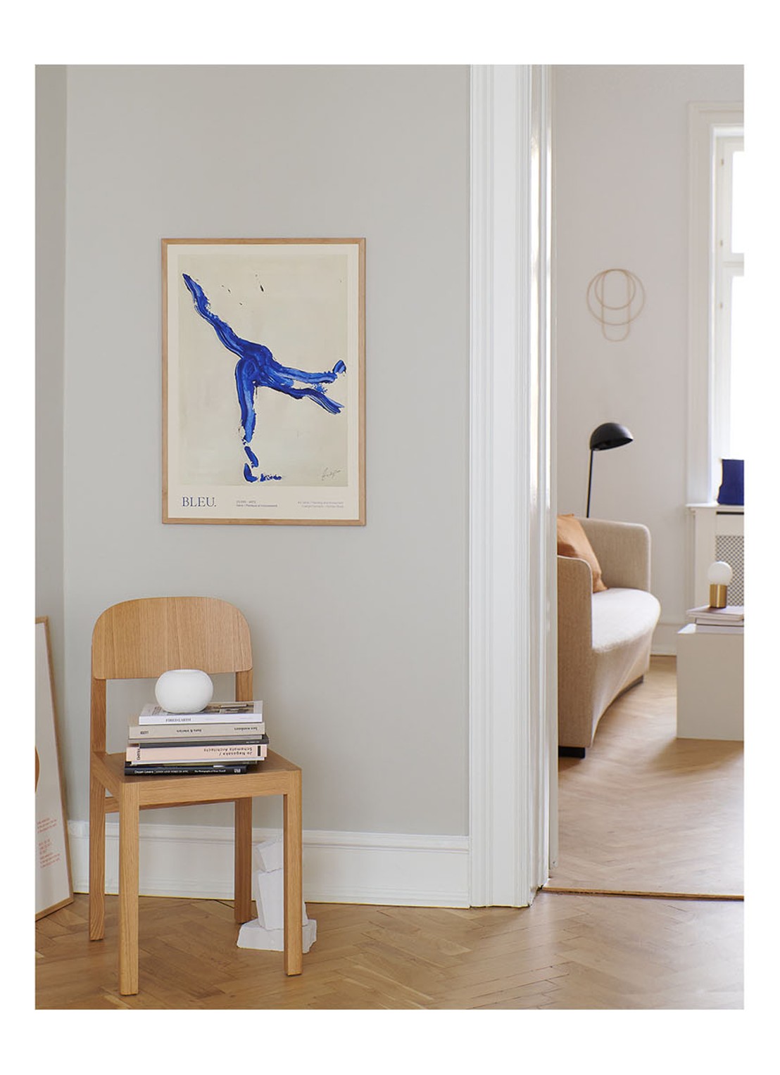 THE POSTER CLUB Caro Bleu, Lucrecia Rey print - voorkant 2 beige