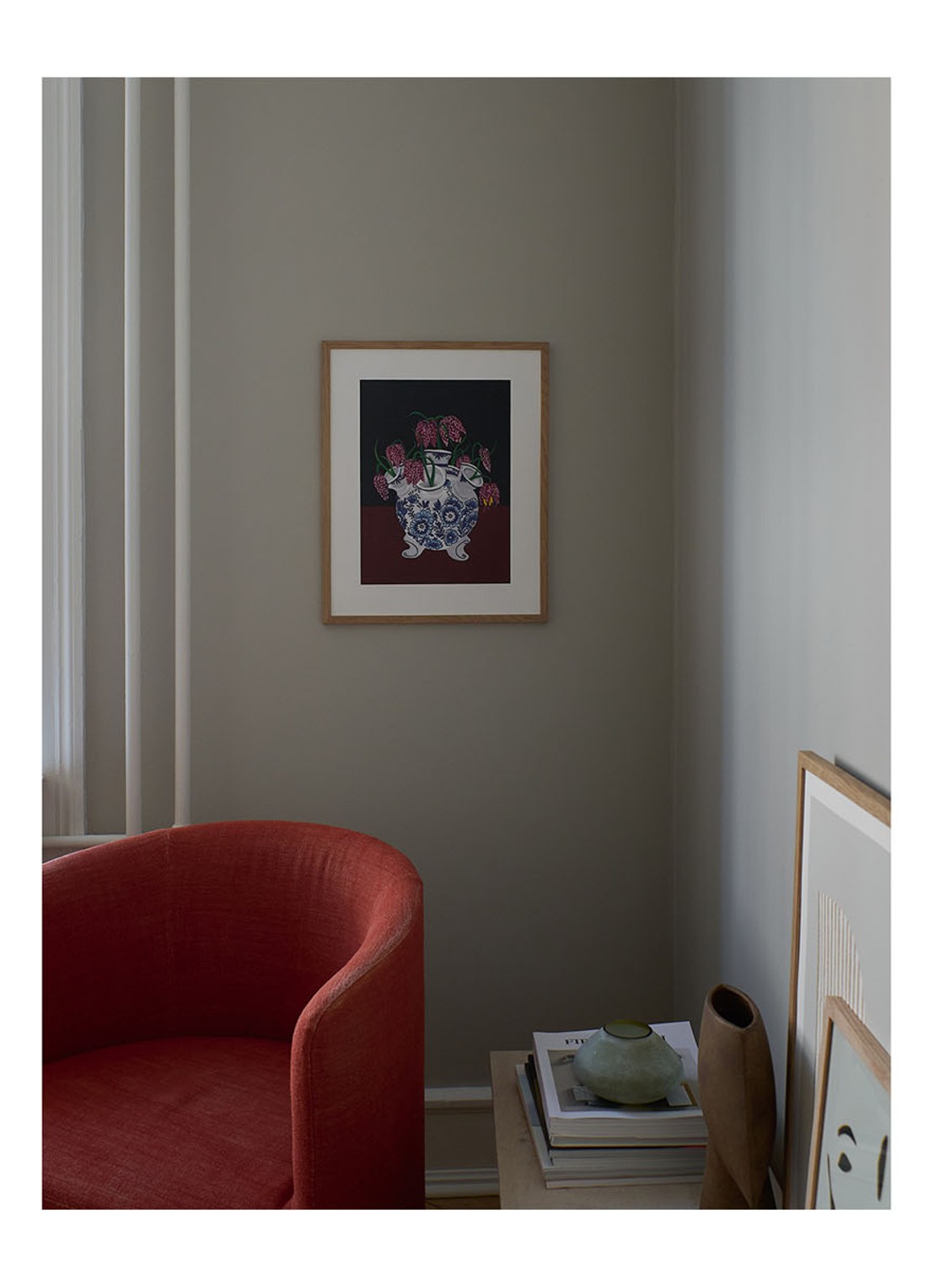 THE POSTER CLUB Meleagris In Tulip Vase, Jaron Su Frittilaria print - voorkant 2 zwart