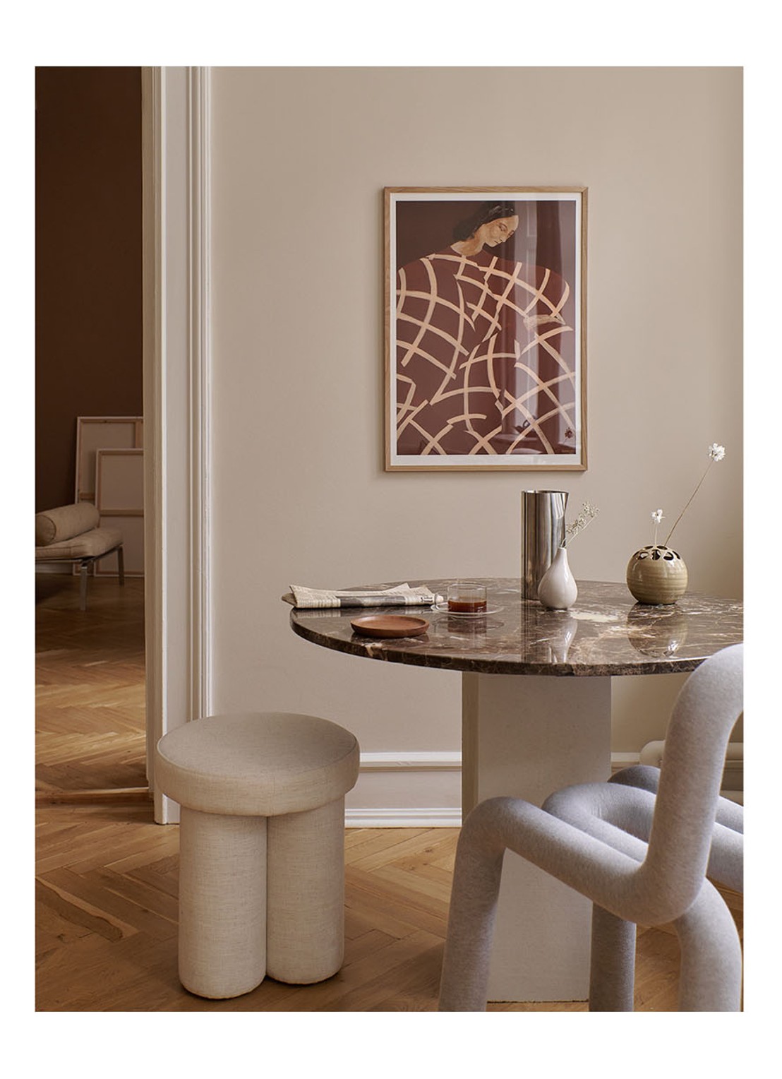 THE POSTER CLUB Waiting At Art Et Metiers, Sofia Lind print - voorkant 2 zwart