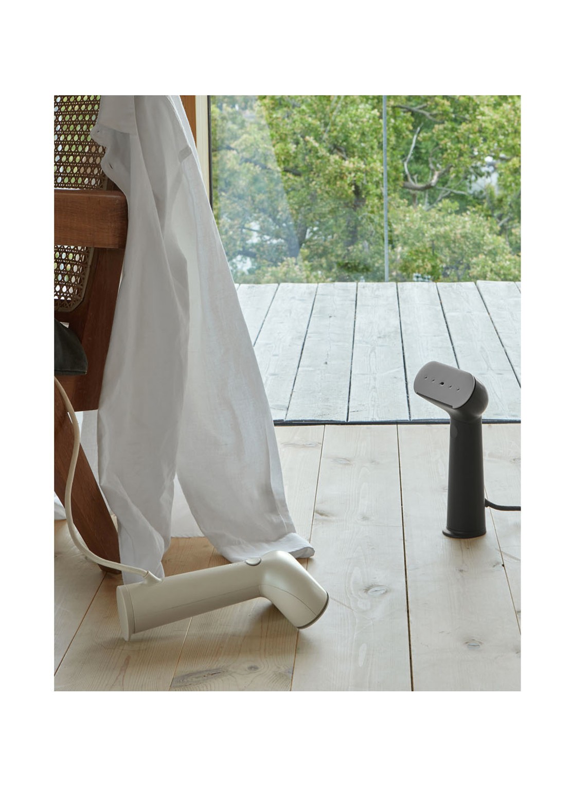 The Steamery Cirrus No.3 Iron Steamer kledingstomer met strijkfunctie - voorkant 2 zwart