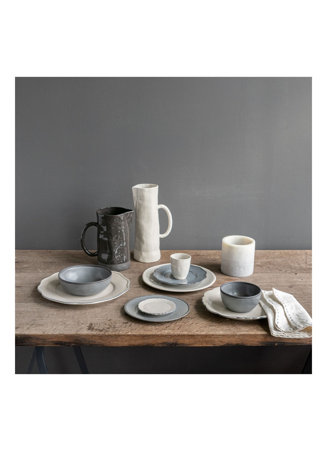 The Table Atelier hoge waterkan - voorkant 2 beige