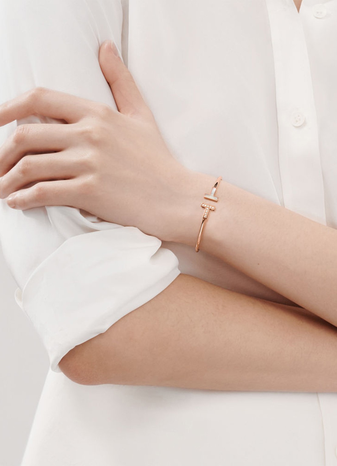 Tiffany & Co. Tiffany T Wire bangle van 18 karaat roségoud met diamant en parelmoer 57535 - detail undefined