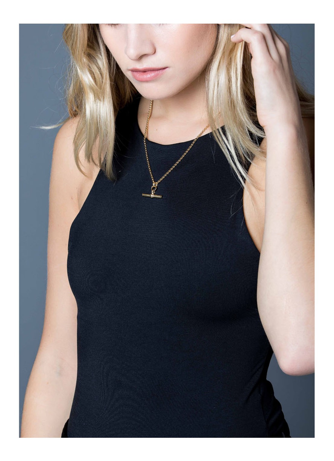 Tilly Sveaas Small T-Bar ketting verguld - detail goud