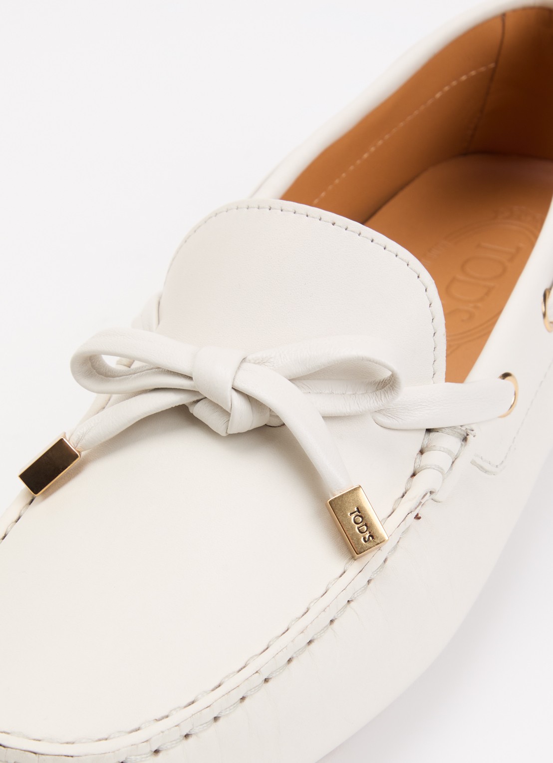 Tod's Gommino mocassin van kalfsleer - detail 6 gebroken wit
