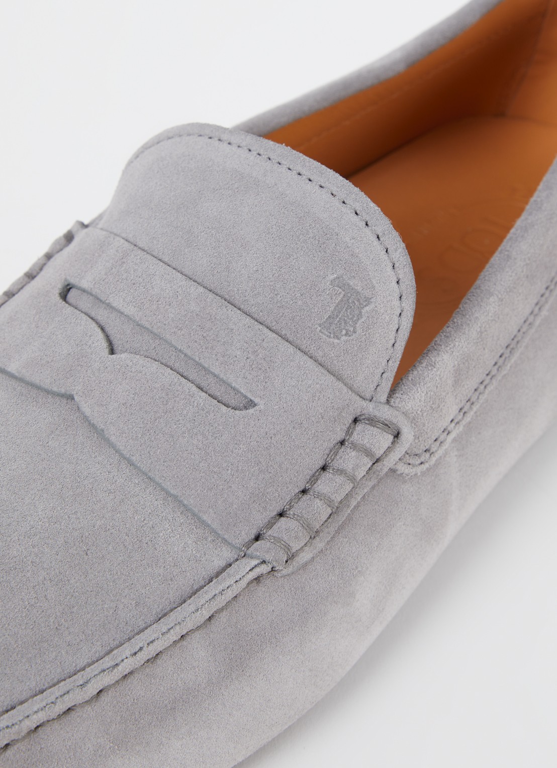 Tod's Gommino mocassin van suède - detail 5 lichtgrijs
