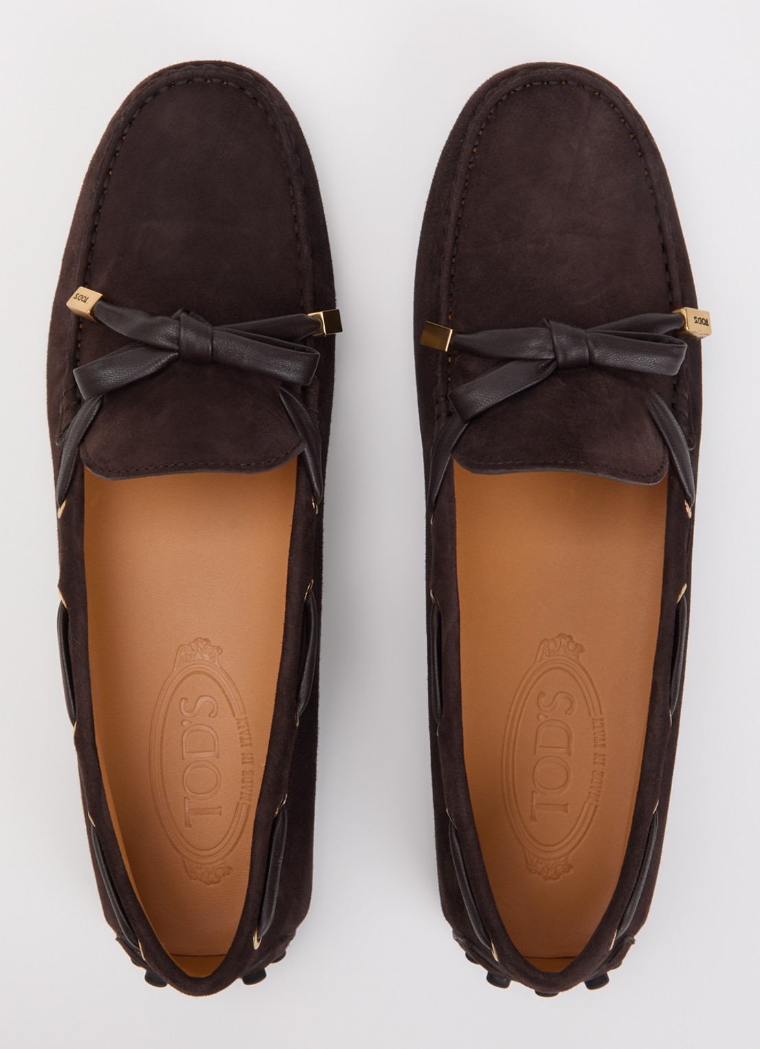 Tod's Gommino mocassin van suède - detail 3 donkerbruin