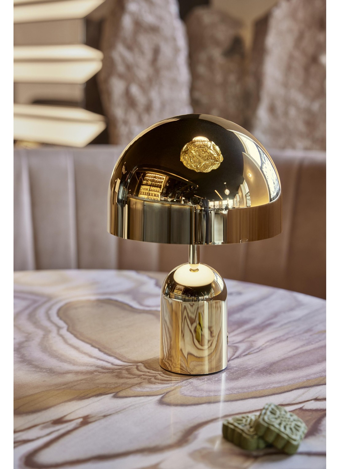 Tom Dixon Bell oplaadbare tafellamp LED 28 cm - achterkant 4 goud