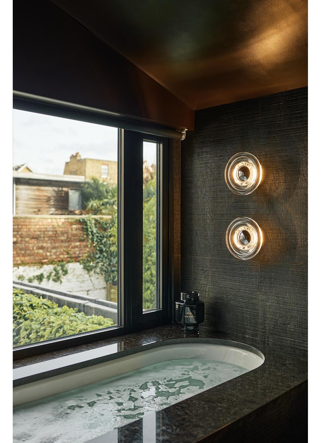 Tom Dixon Press wandlamp LED large Ø35 cm - detail 3 transparant