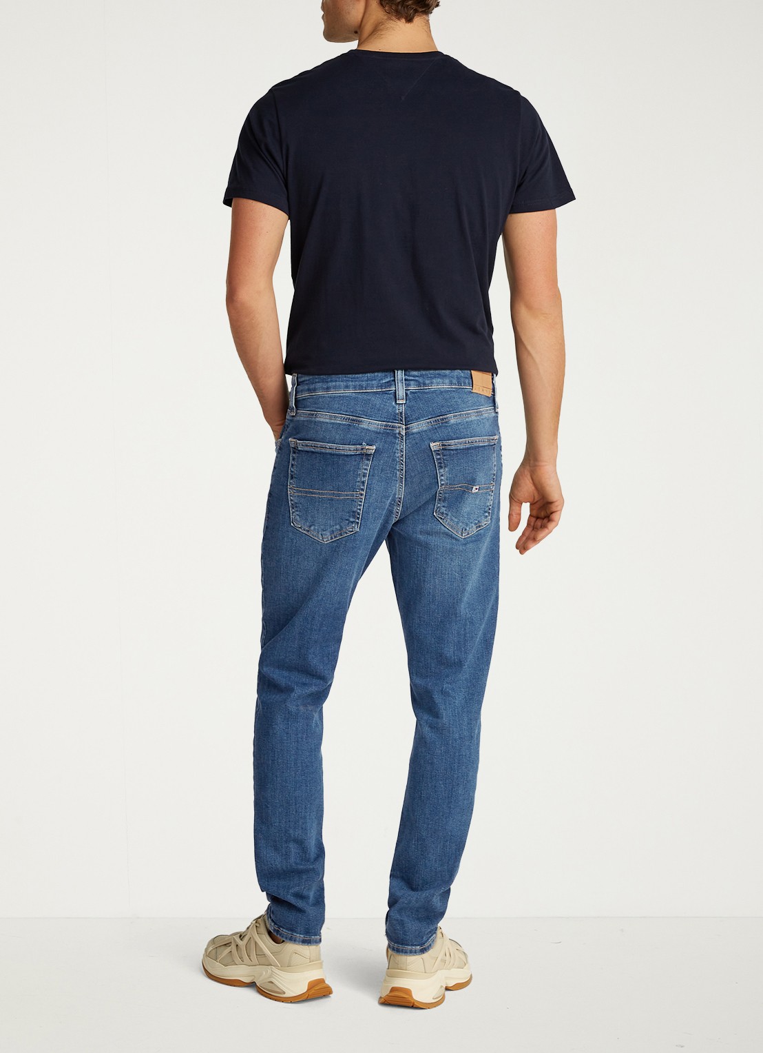Tommy Hilfiger Austin slim fit jeans met medium wassing - achterkant 4 indigo