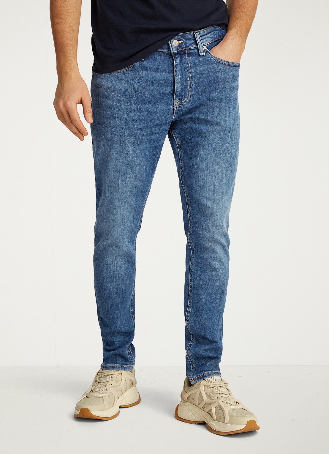 Tommy Hilfiger Austin slim fit jeans met medium wassing - voorkant indigo