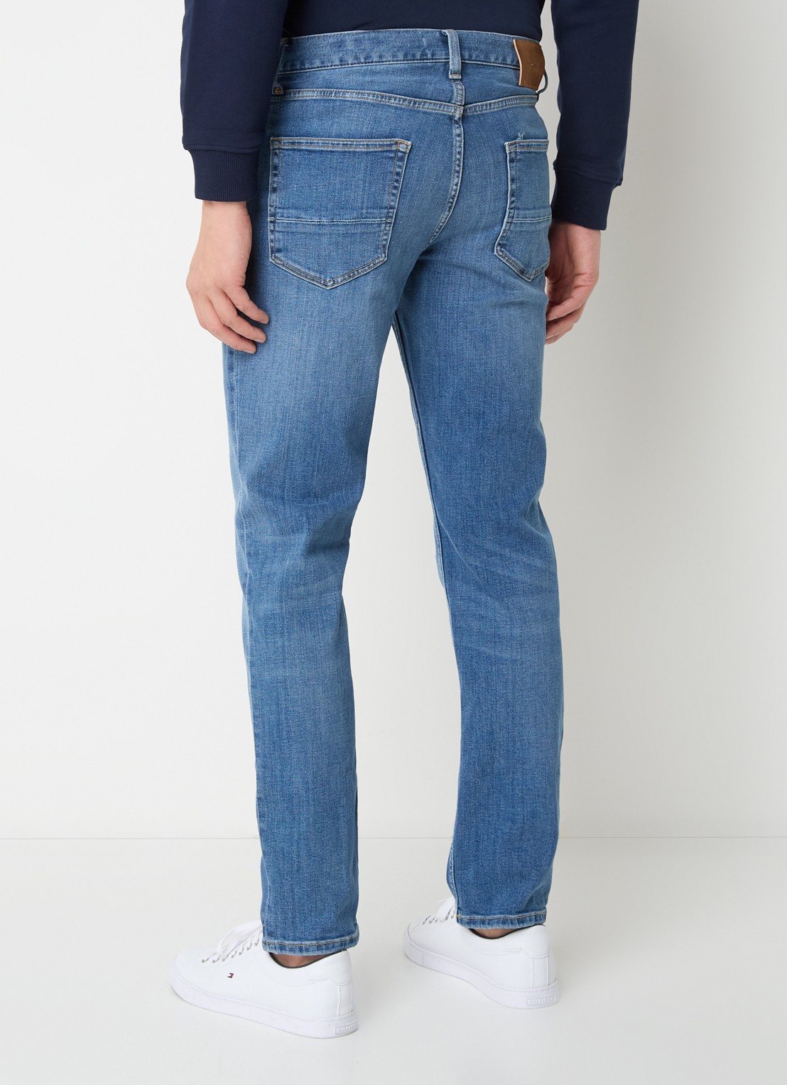 Tommy Hilfiger Core Denton straight leg jeans met medium wassing - achterkant 8 indigo