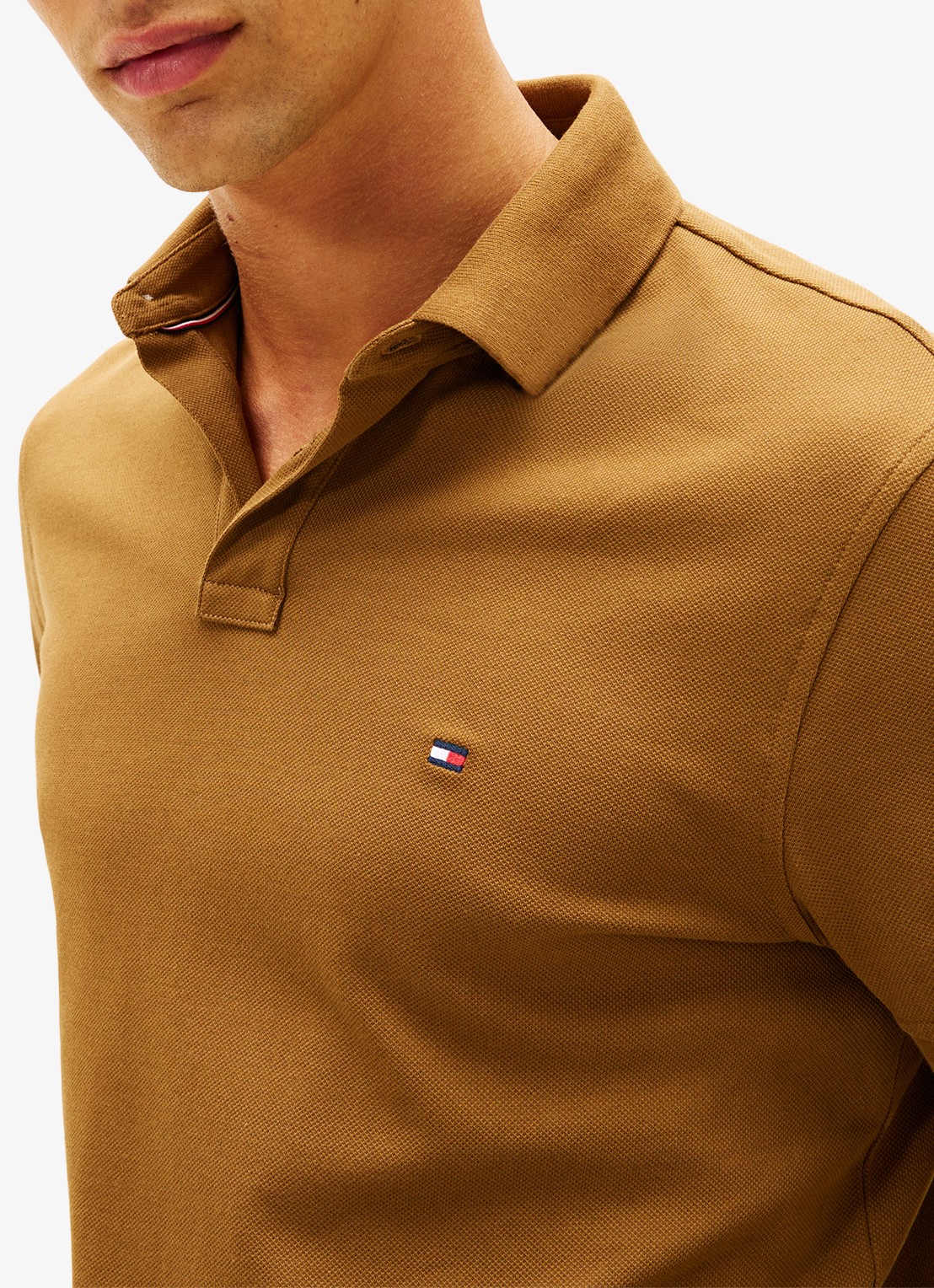 Tommy Hilfiger Core regular fit polo van piqué katoen met logoborduring - detail 3 highland khaki-gwp / bruin