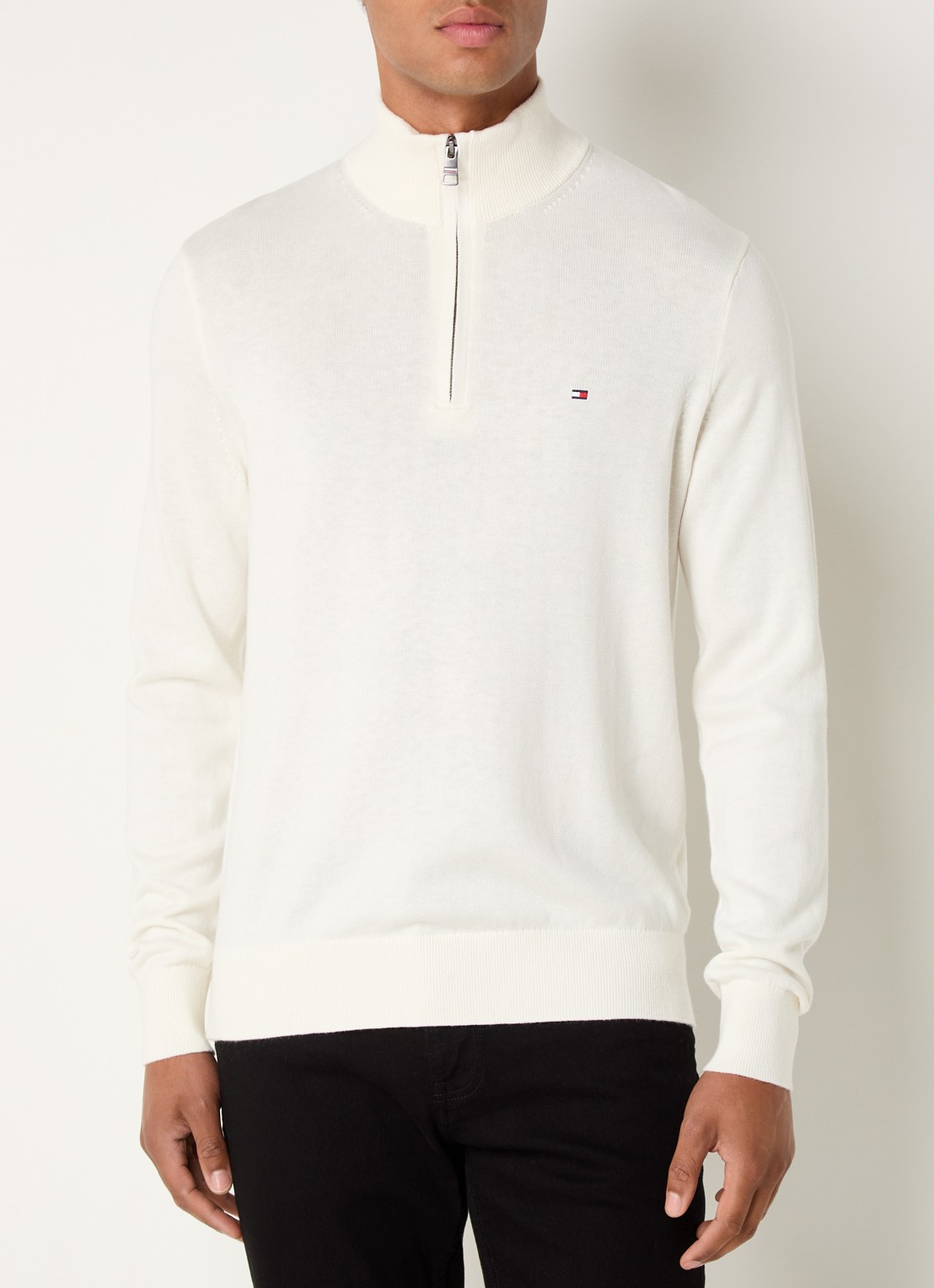 Tommy Hilfiger Fijngebreide trui in kasjmierblend met logoborduring - detail 2 gebroken wit