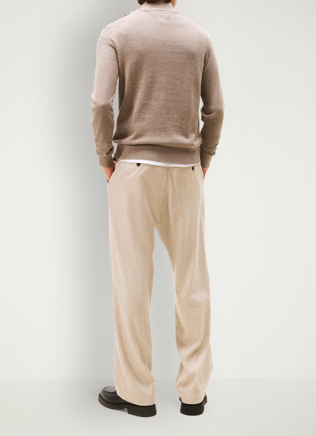 Tommy Hilfiger Fijngebreide trui in kasjmierblend met logoborduring - achterkant 3 beige