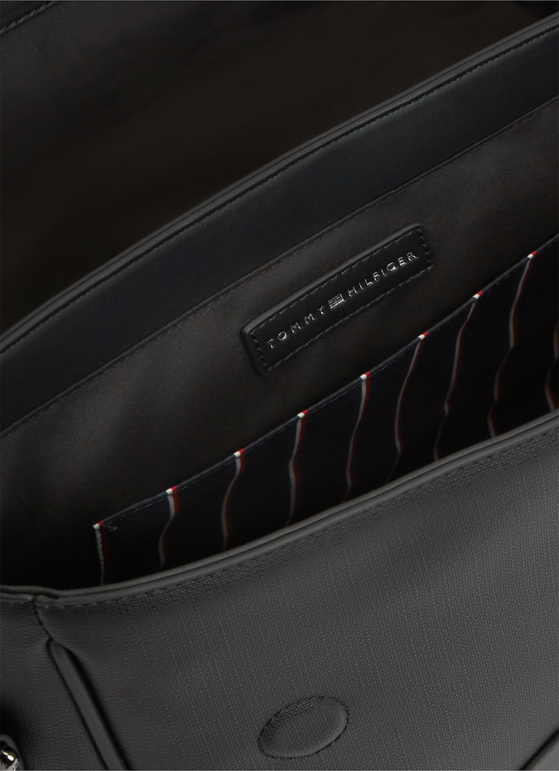 Tommy Hilfiger Global Stripe Strap Textured Messenger Bag - detail 3 diepzwart