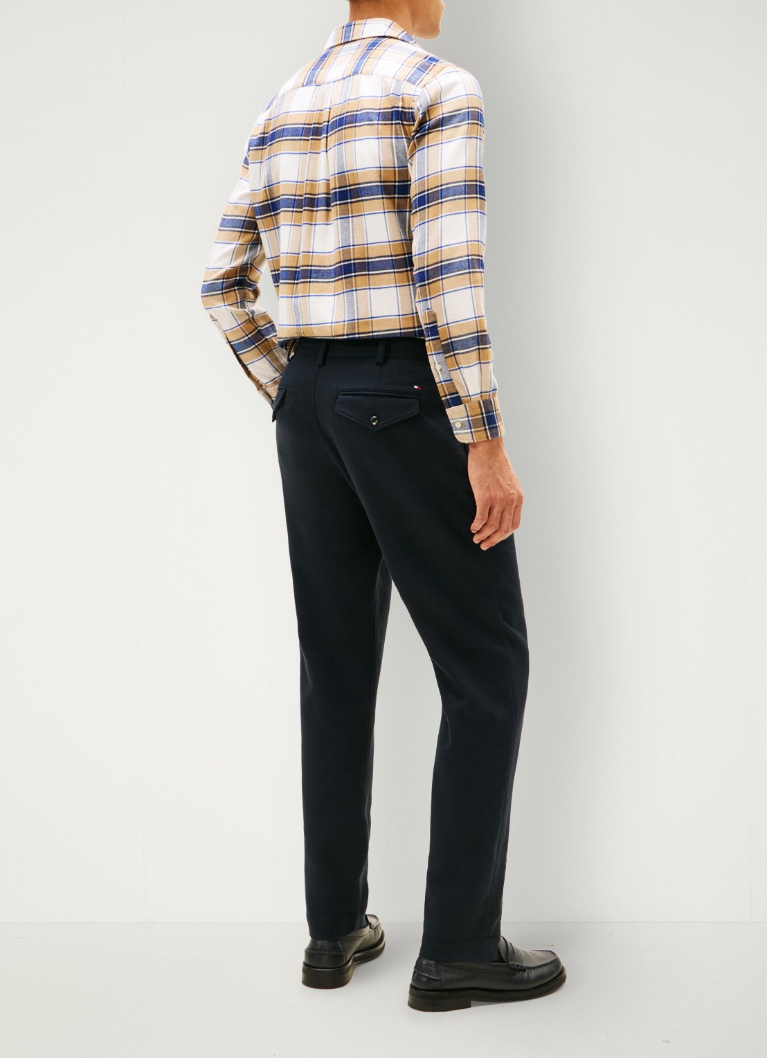Tommy Hilfiger Harlem tapered jeans met steekzakken - achterkant donkerblauw