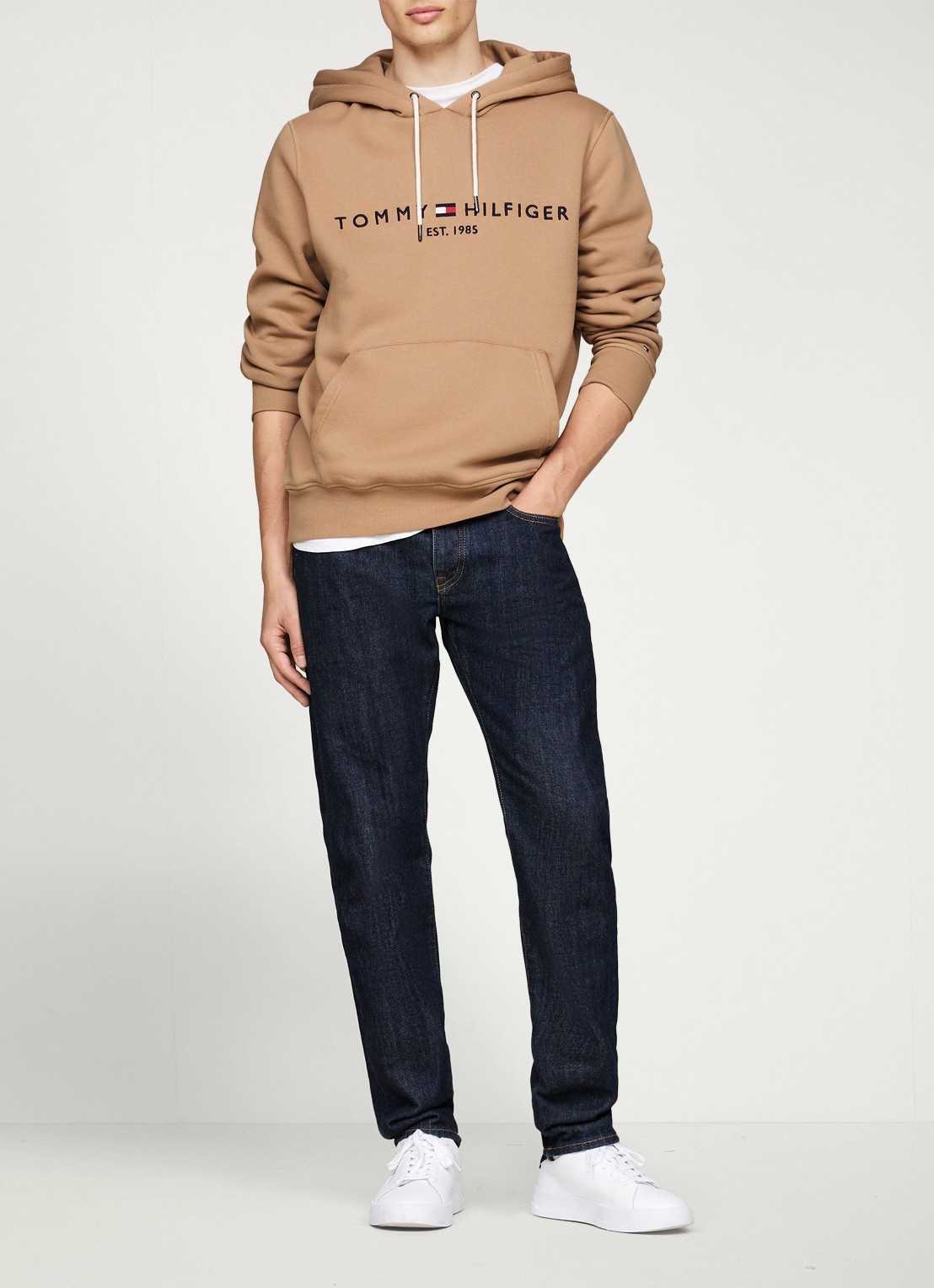 Tommy Hilfiger Hoodie met kangoeroezak en logoborduring - voorkant 3 safari canvas / beige