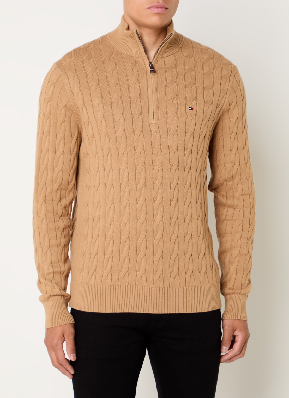Tommy Hilfiger Kabelgebreide trui met halve rits en logo - detail camel