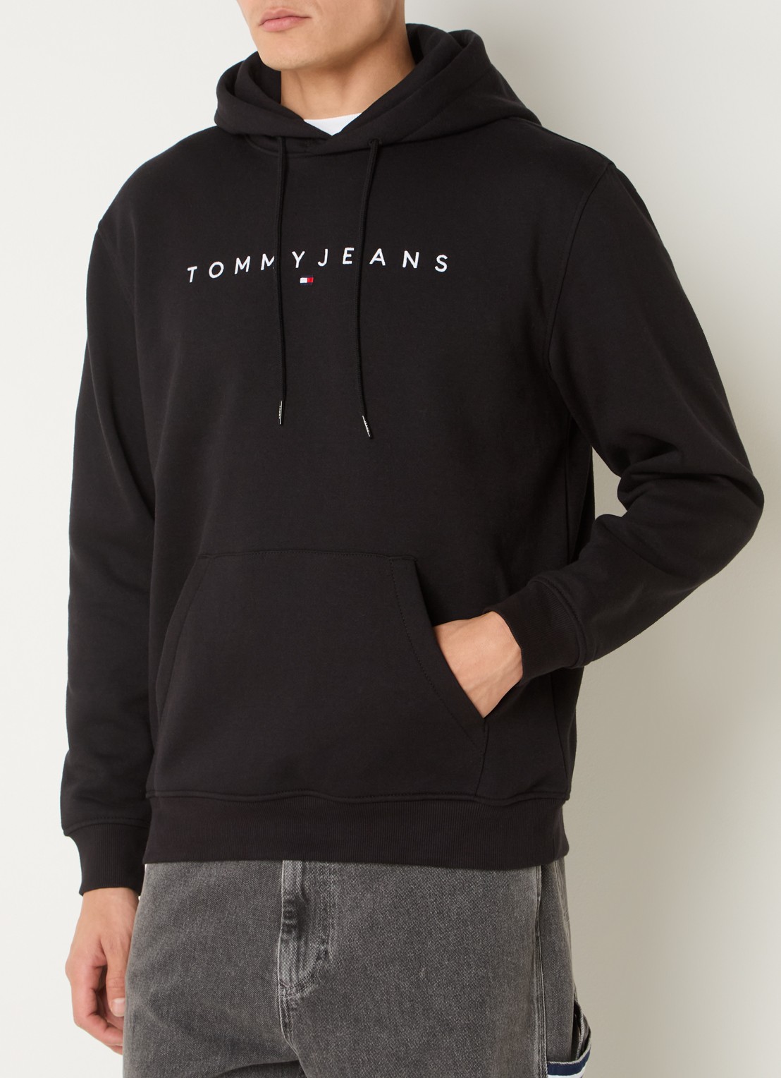 Tommy Hilfiger Linear Logo Embroidery Kangaroo Pocket Hoody - detail zwart
