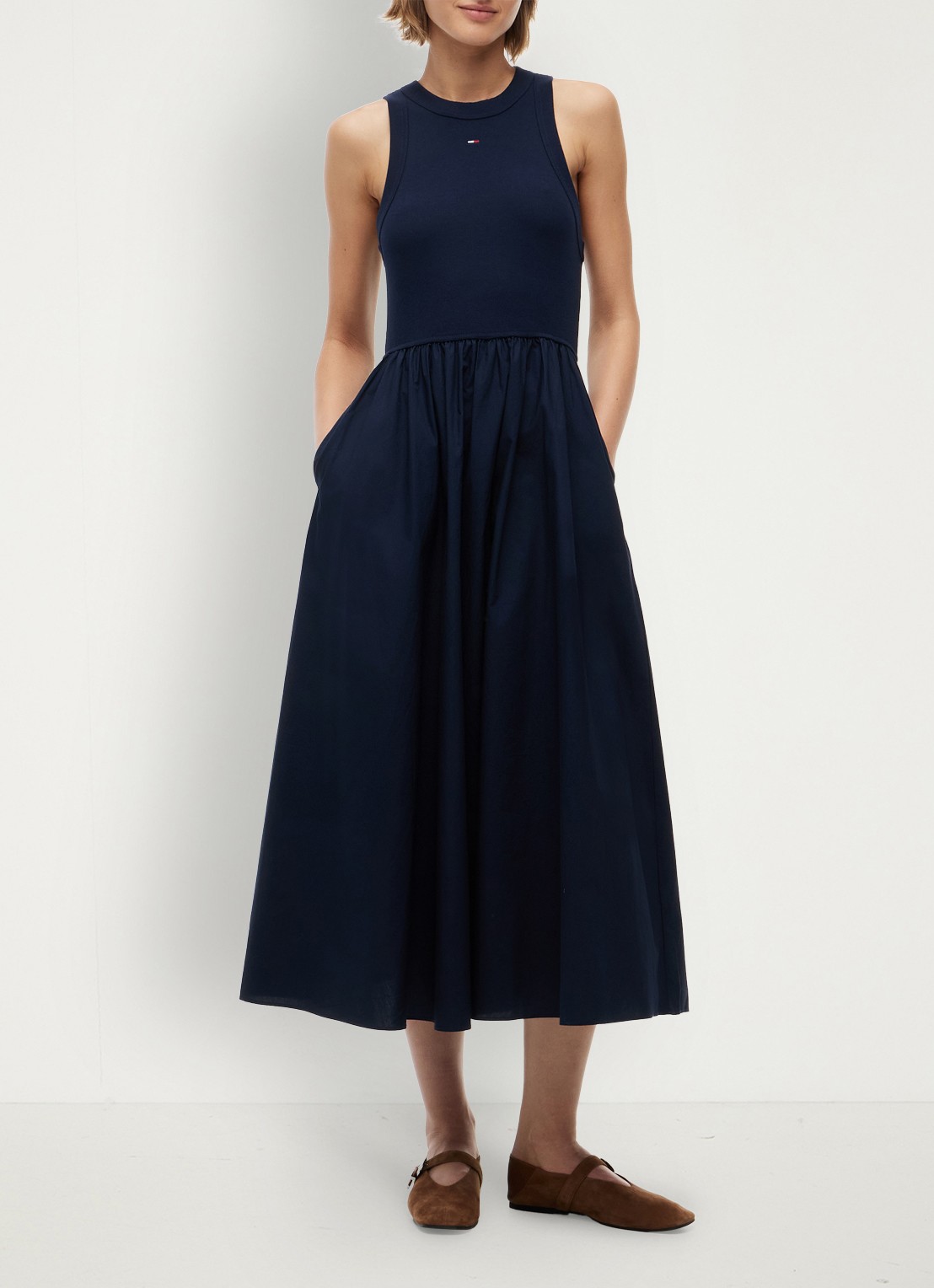 Tommy Hilfiger Midi jurk met plooien en logoborduring - voorkant donkerblauw