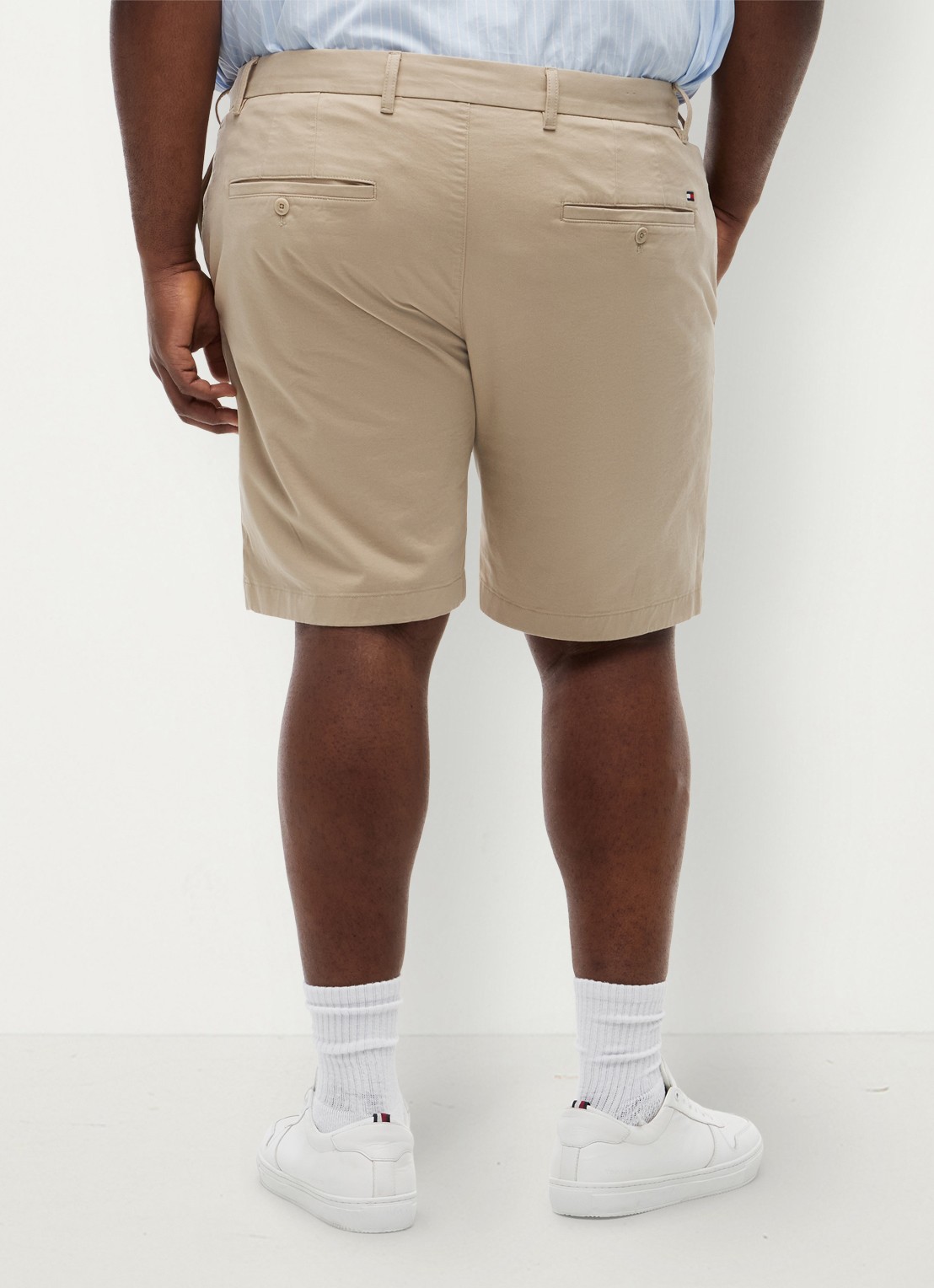 Tommy Hilfiger Straight fit korte chino in katoenblend - achterkant beige