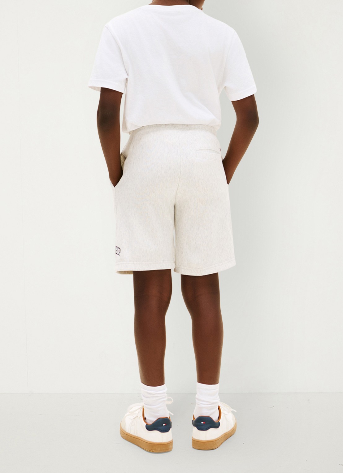 Tommy Hilfiger Straight fit korte joggingbroek met steekzakken - achterkant lichtgrijs