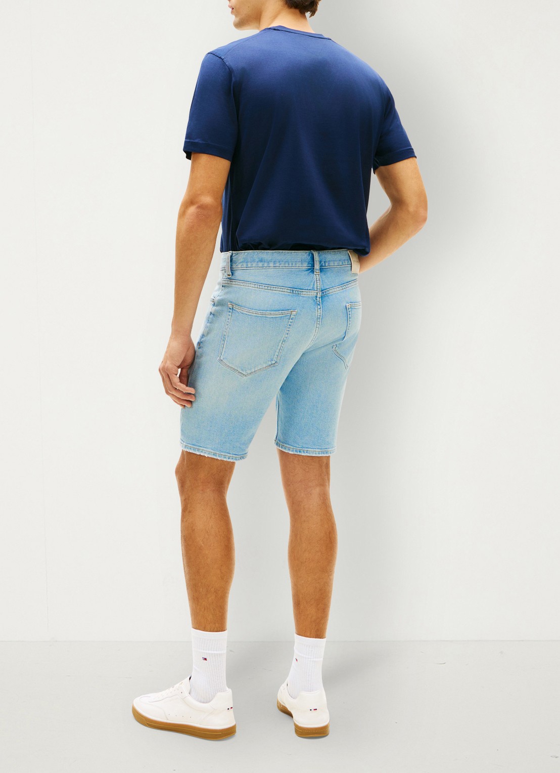 Tommy Hilfiger Straight leg korte broek van denim - achterkant lichtblauw