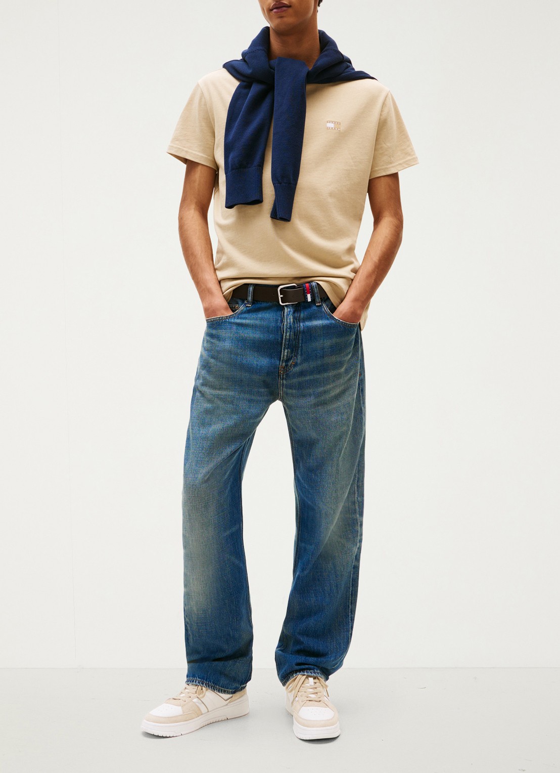 Tommy Hilfiger T-shirt met logo - voorkant 2 zand