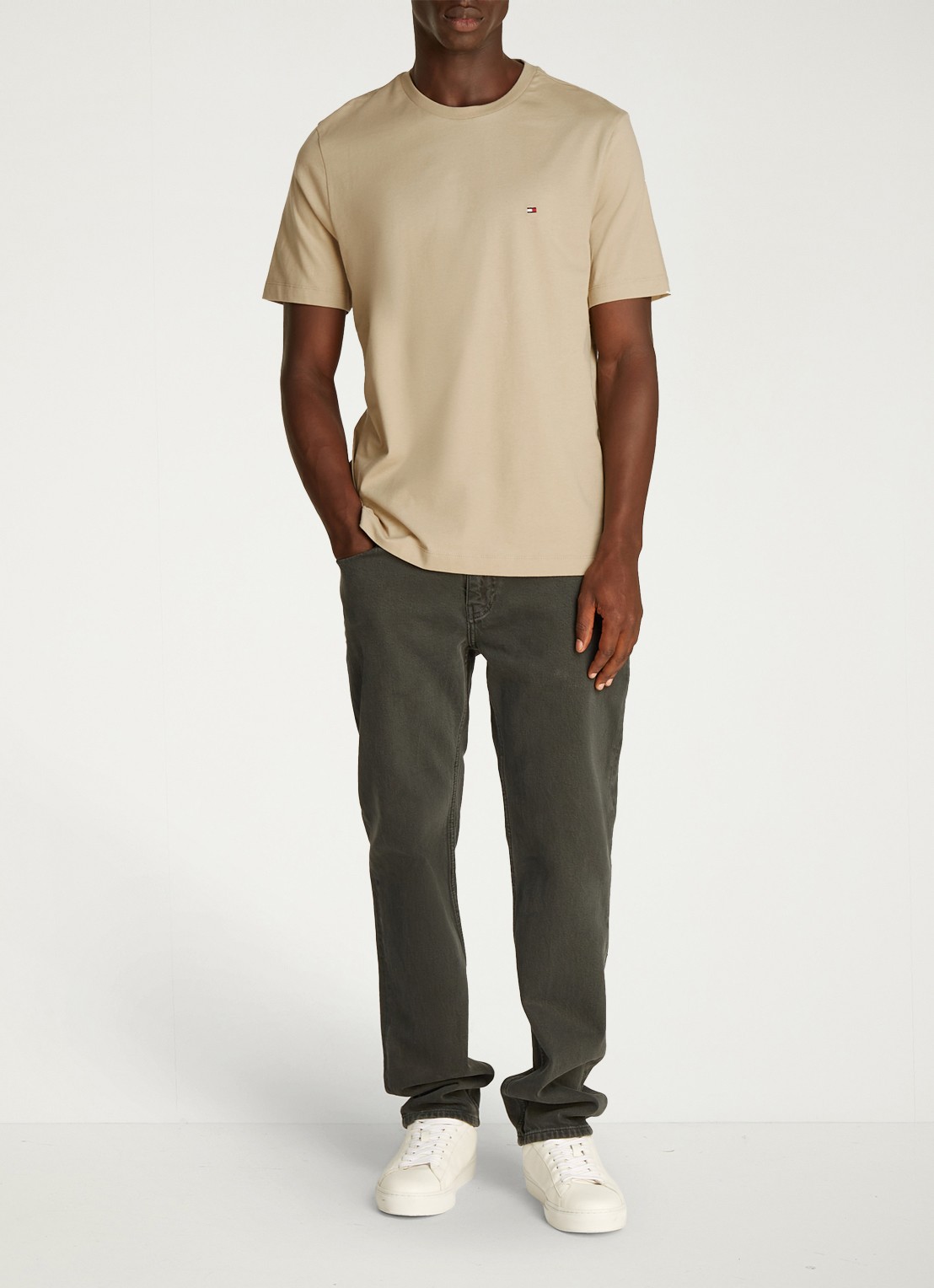 Tommy Hilfiger T-shirt met logo - voorkant 6 sandalwood-rbt / bruin