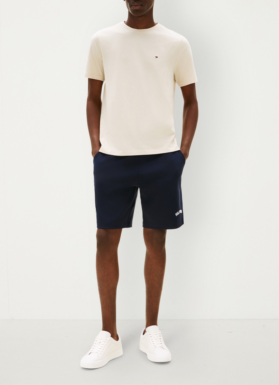 Tommy Hilfiger T-shirt met logo - voorkant 2 newsprint