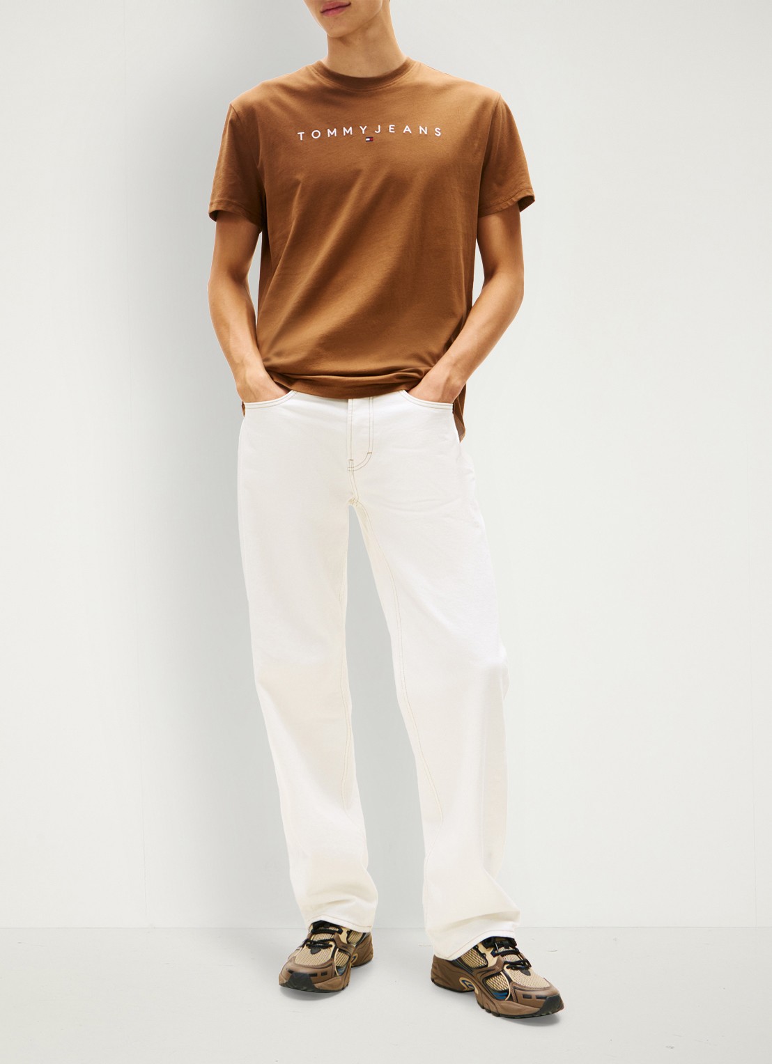 Tommy Hilfiger T-shirt met logoborduring - voorkant 4 bruin