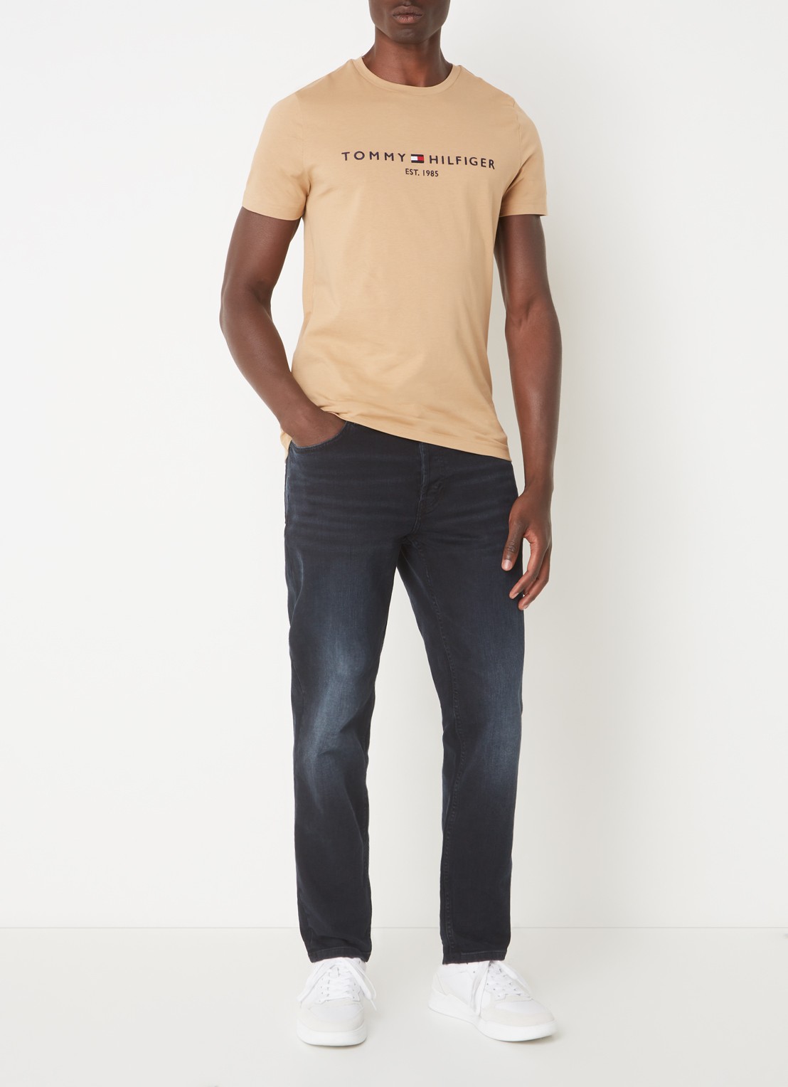 Tommy Hilfiger T-shirt met logoborduring  - voorkant 2 classic khaki / beige