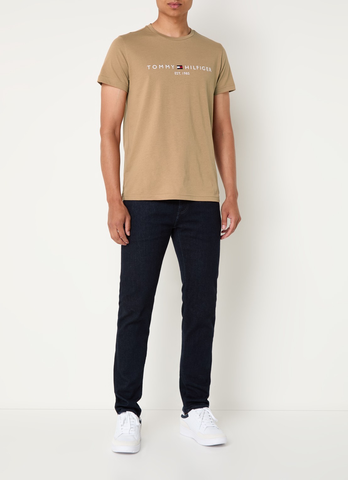 Tommy Hilfiger T-shirt met logoborduring  - voorkant 3 safari canvas / beige