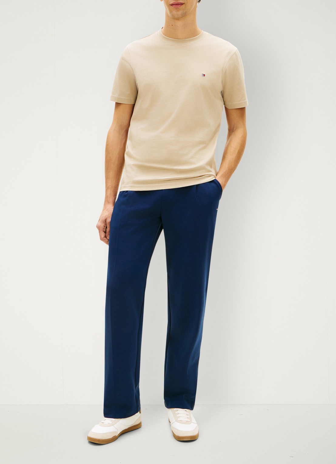 Tommy Hilfiger T-shirt met logoborduring - voorkant 5 bruin
