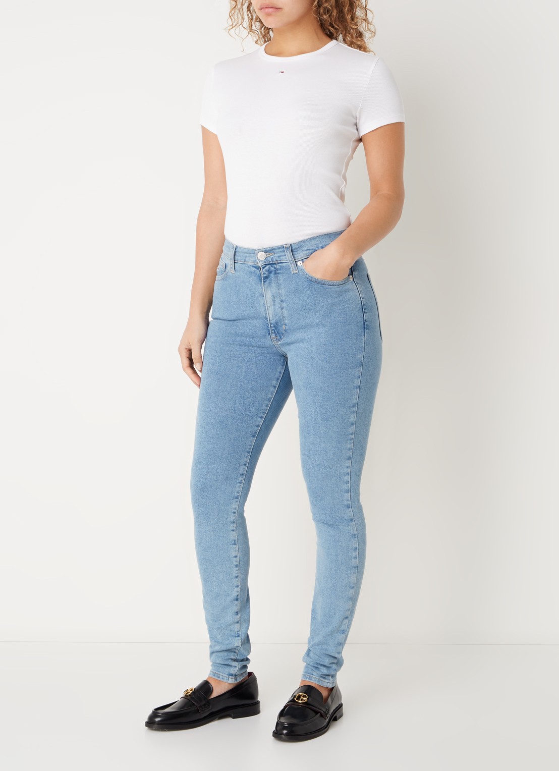 Tommy Hilfiger T-shirt met ribstructuur en logoborduring - voorkant 2 gebroken wit