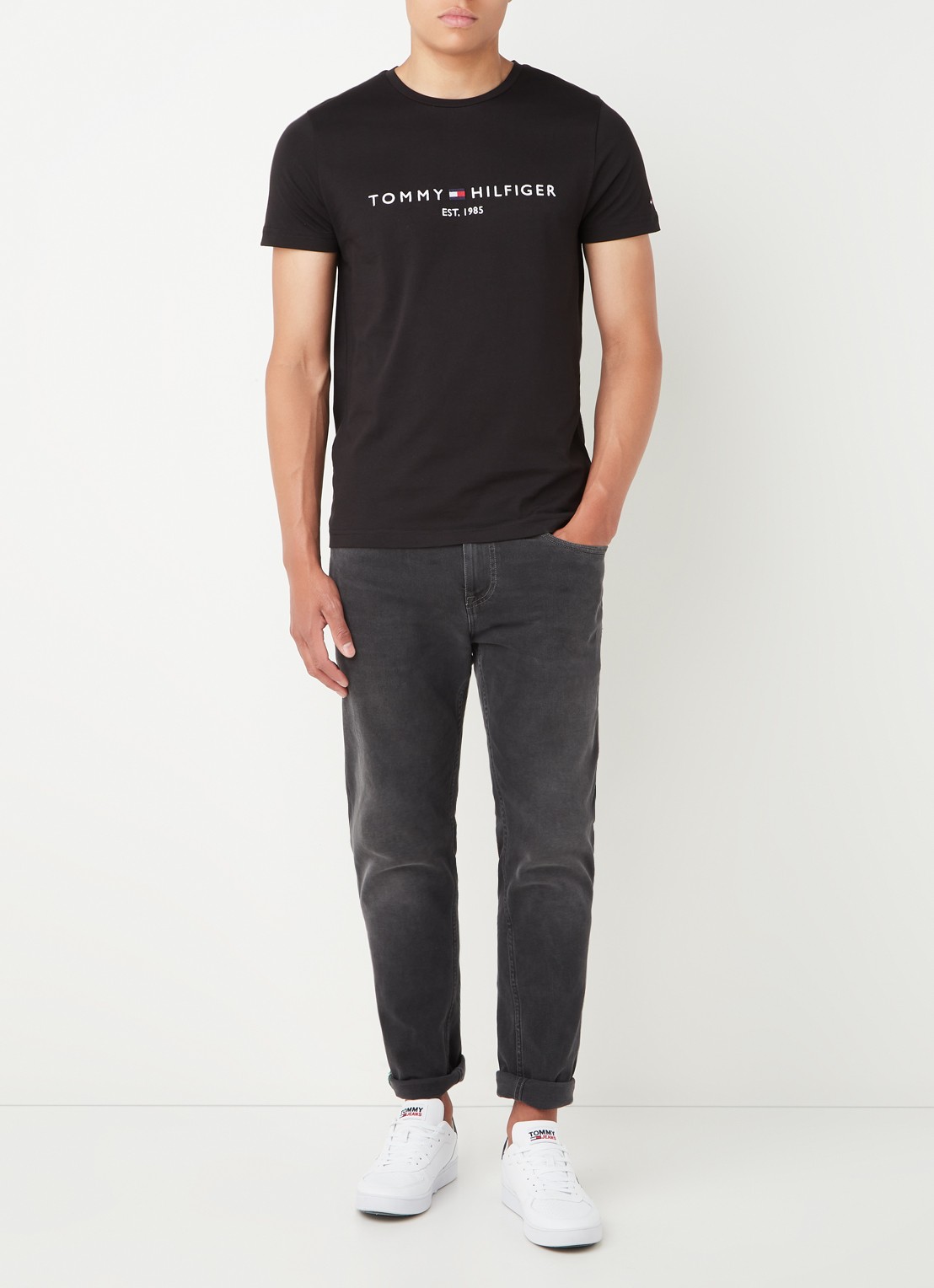 Tommy Hilfiger T-shirt van  katoen met logoborduring - voorkant 4 zwart
