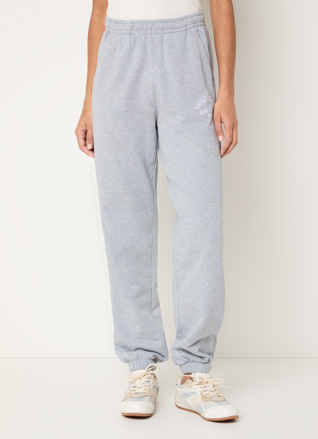 Tommy Hilfiger Varsity tapered fit joggingbroek met logo - detail 2 lichtgrijs