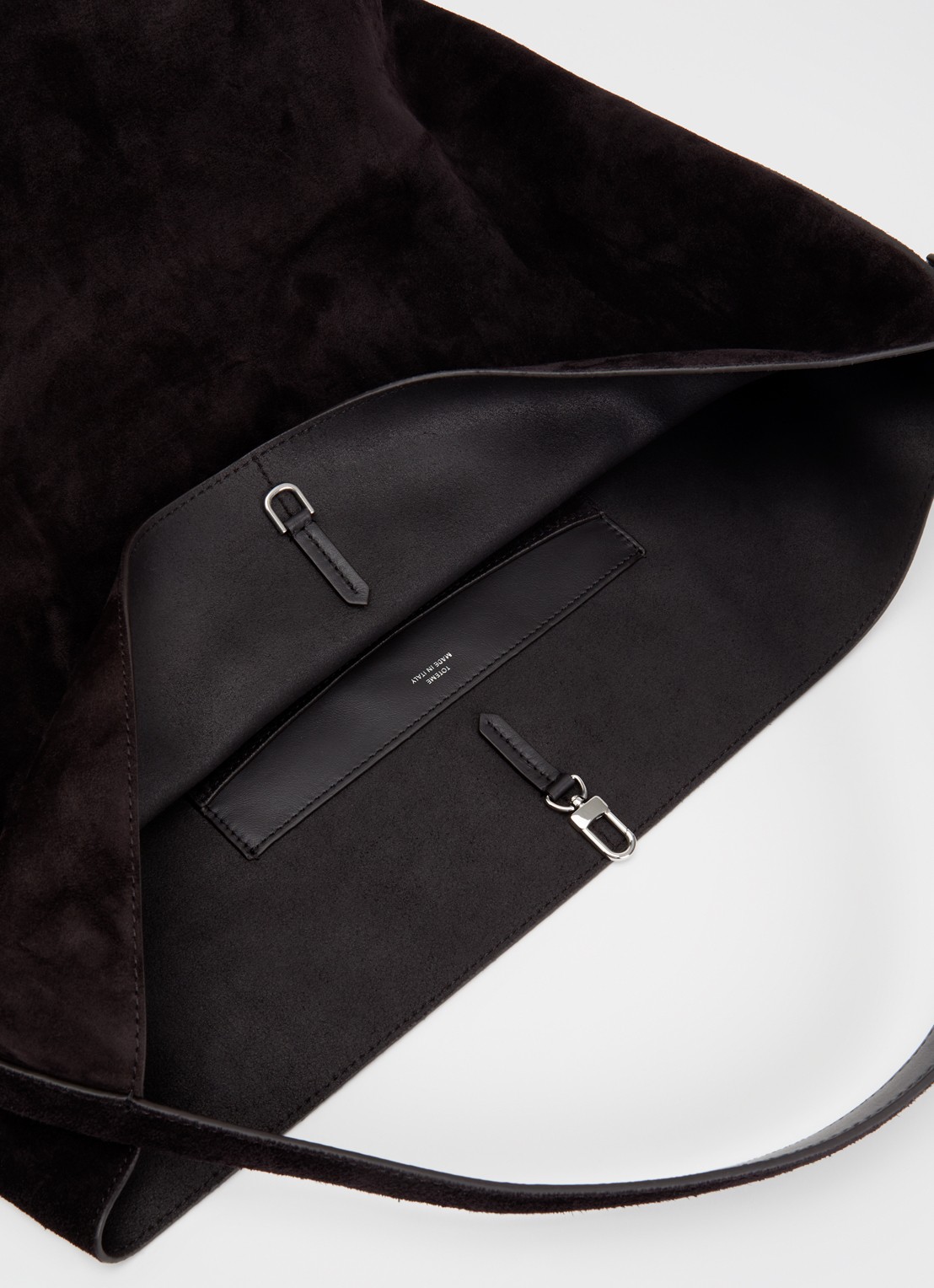 TOTEME Belted schoudertas van suède met verstelbare schouderriem  - detail donkerbruin