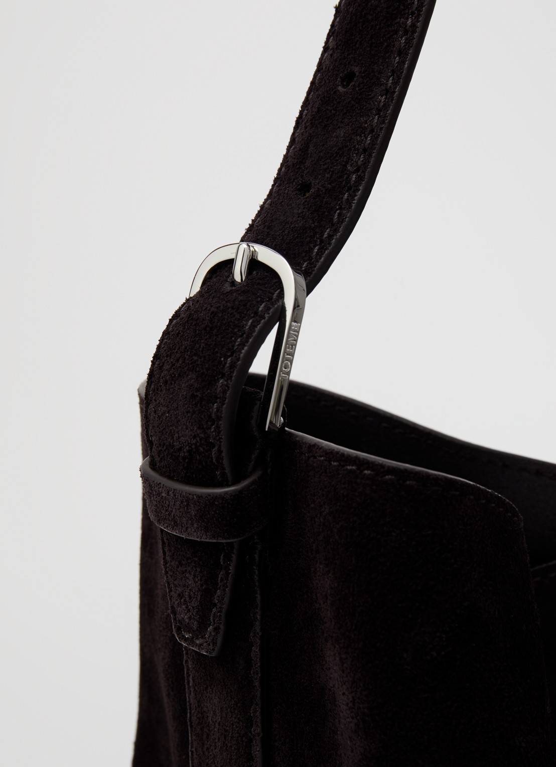 TOTEME Belted schoudertas van suède met verstelbare schouderriem  - detail 3 donkerbruin