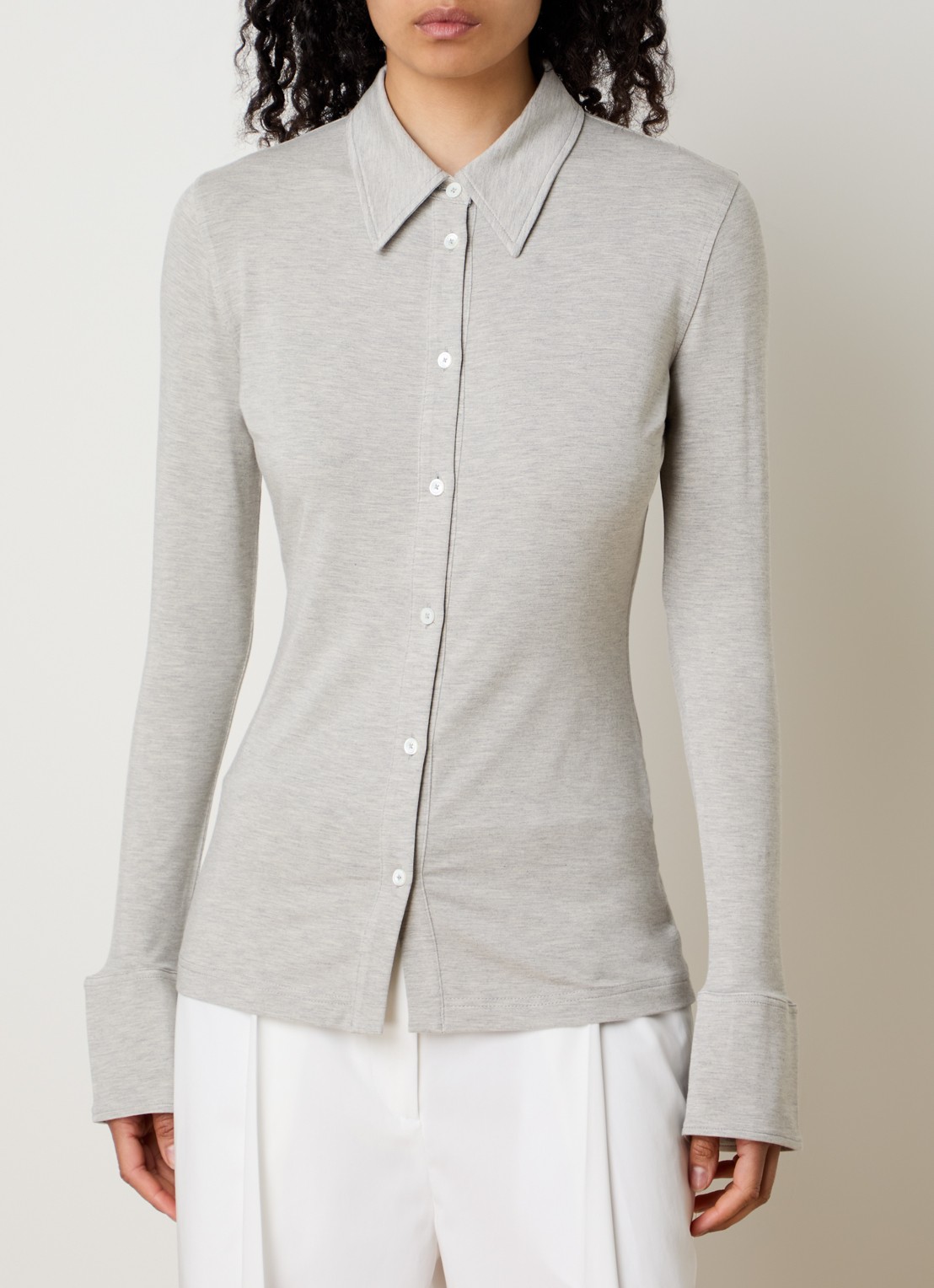 TOTEME Blouse van jersey met trompetmouw - detail grijsmele