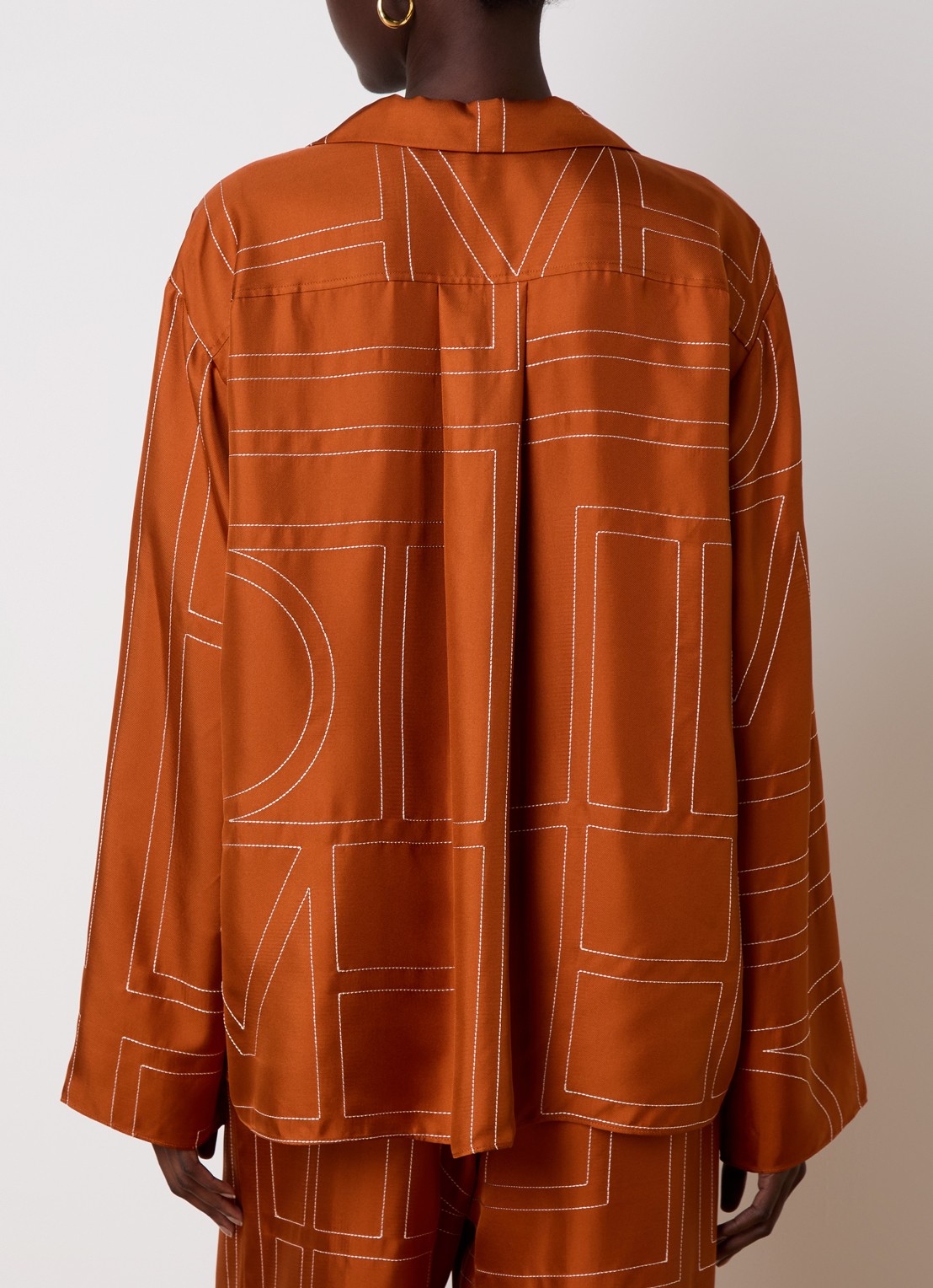 TOTEME Blouse van zijde met logoborduring - achterkant oranjebruin