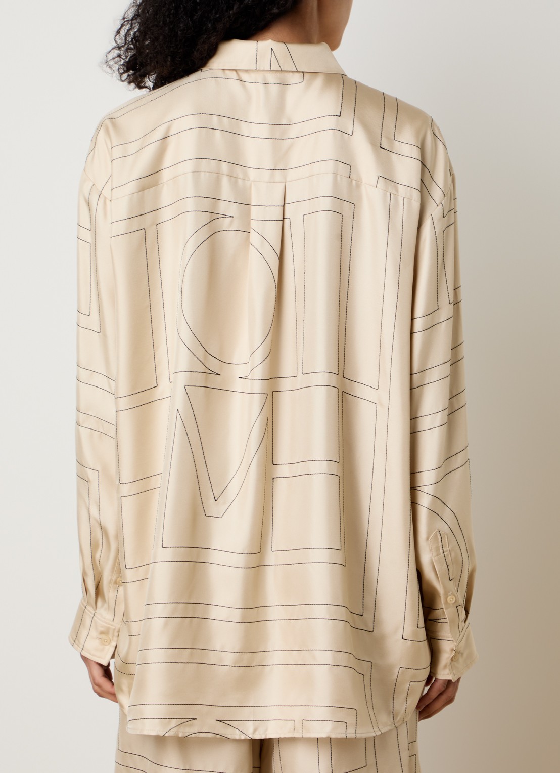 TOTEME Classic blouse van zijde met logoborduring - achterkant vanillegeel