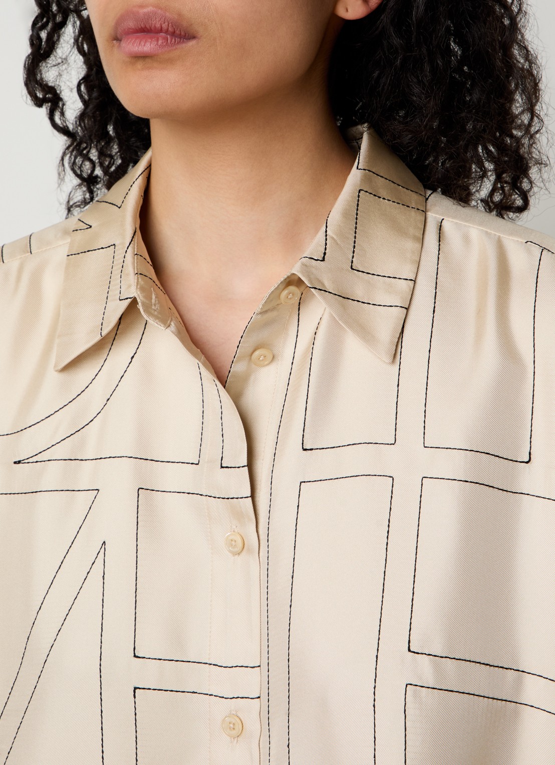 TOTEME Classic blouse van zijde met logoborduring - detail 5 vanillegeel