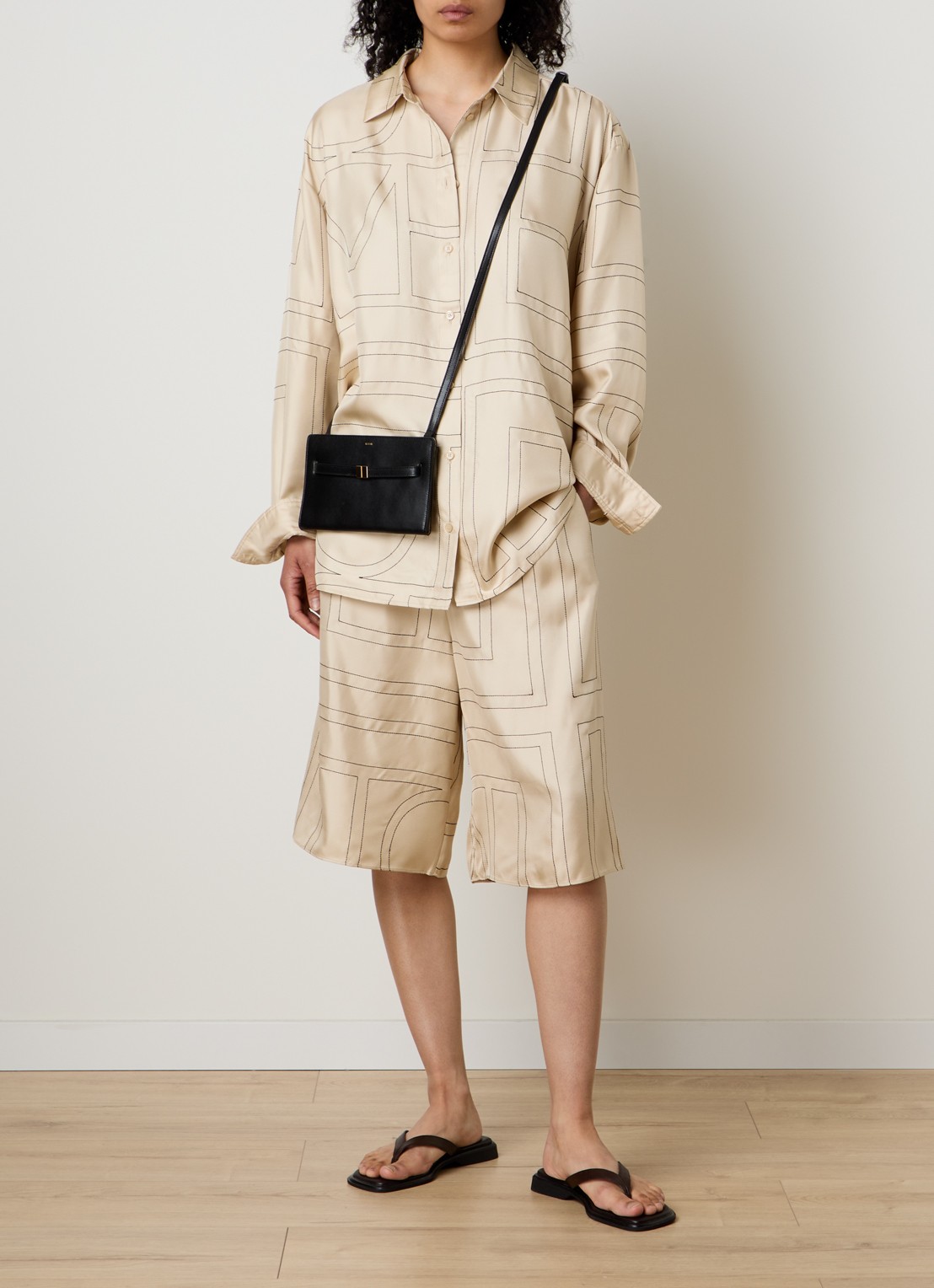 TOTEME Classic blouse van zijde met logoborduring - voorkant 3 vanillegeel