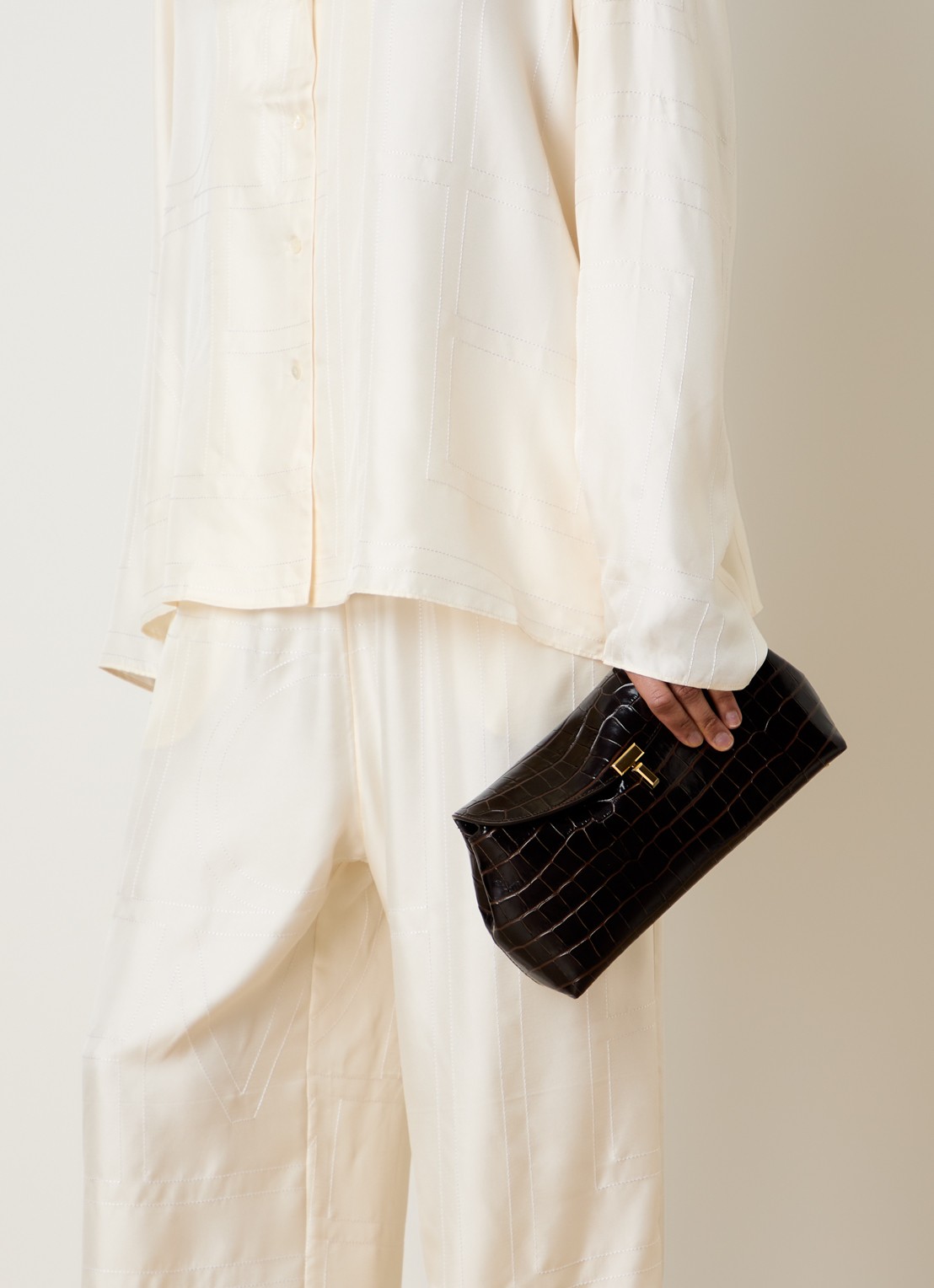 TOTEME Clutch van kalfsleer met crocostructuur - voorkant 2 donkerbruin