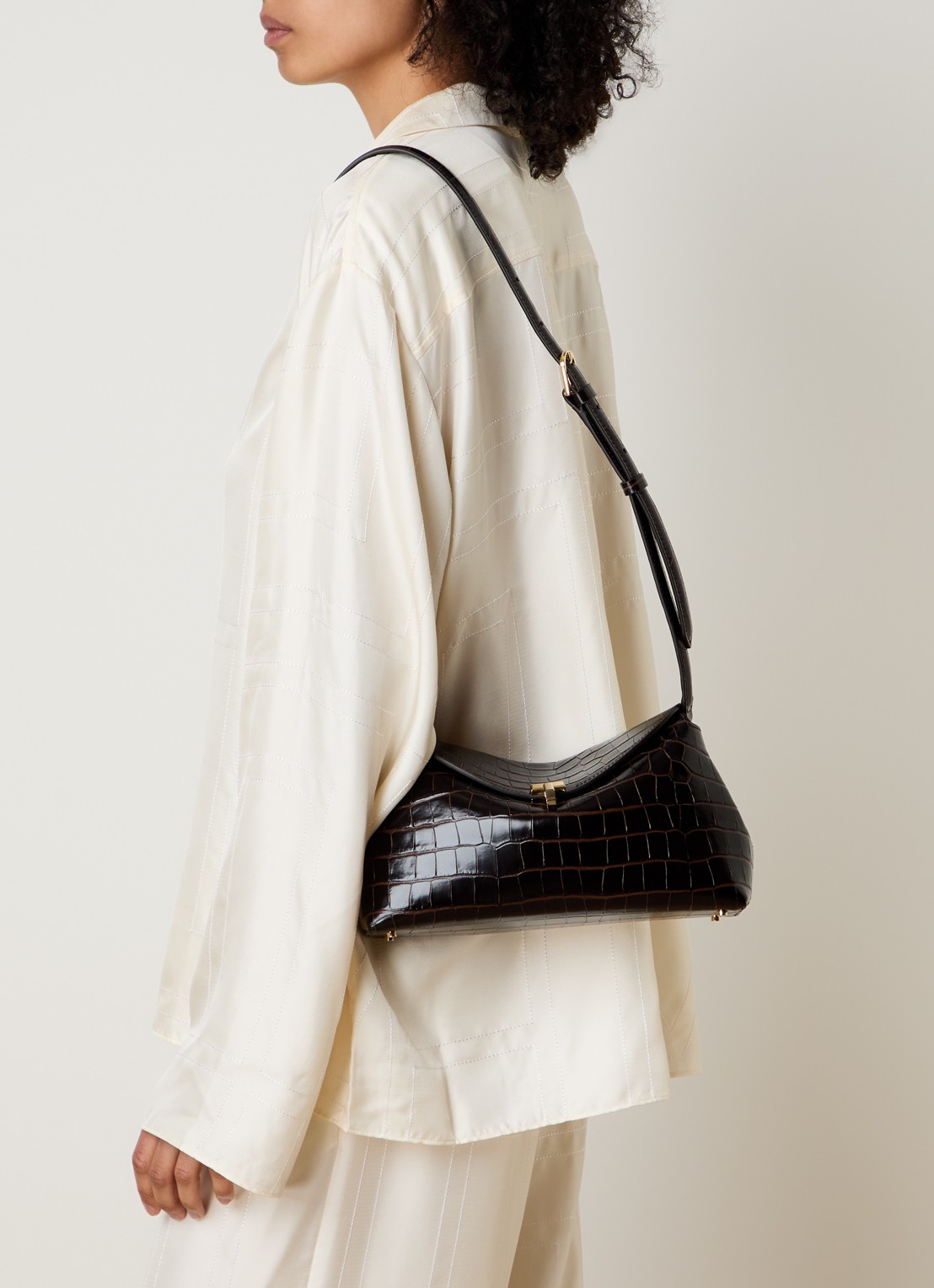 TOTEME Clutch van kalfsleer met crocostructuur - voorkant 3 donkerbruin
