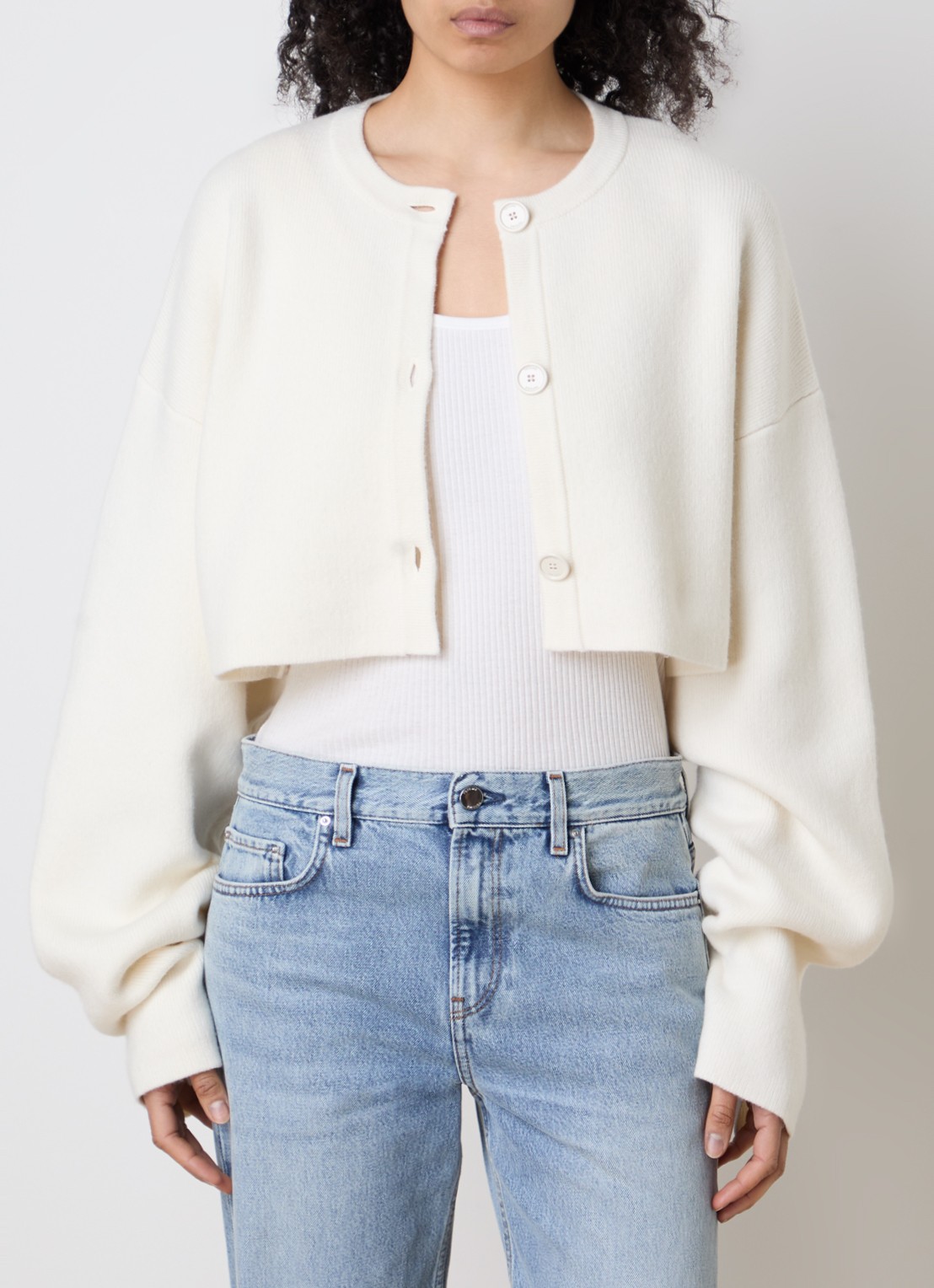 TOTEME Cropped fijngebreid vest met ronde hals - detail gebroken wit